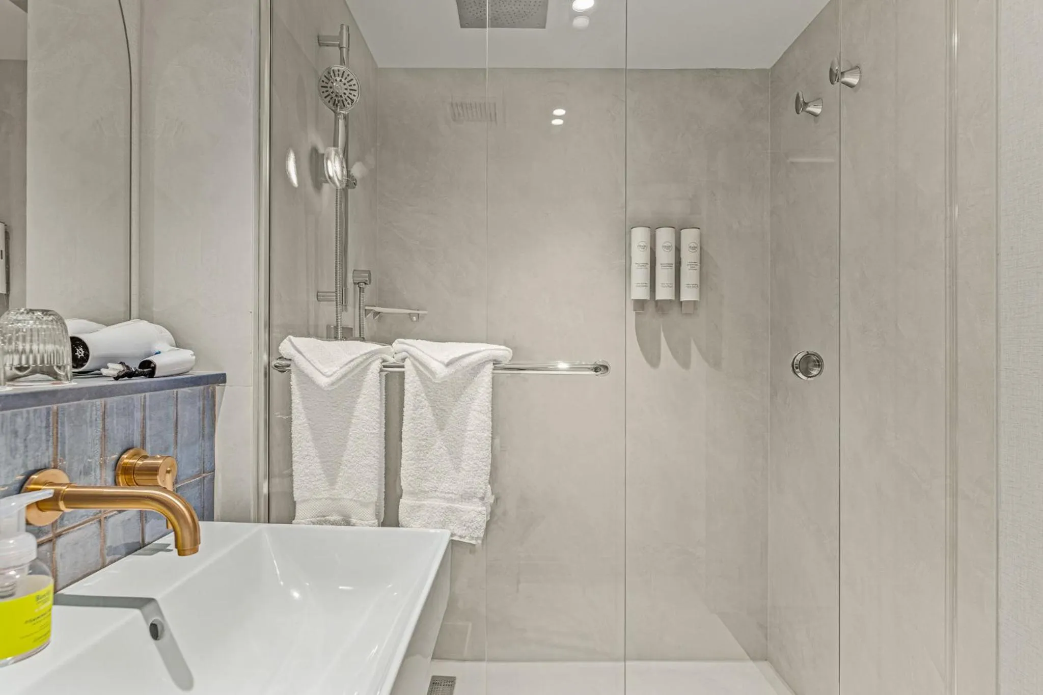 Bathroom in Otter Hotel