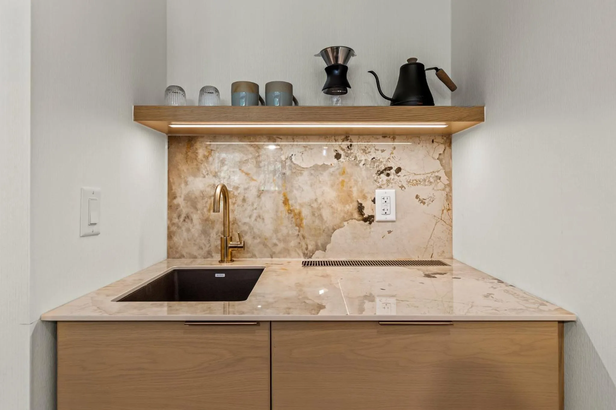 Coffee/tea facilities in Otter Hotel