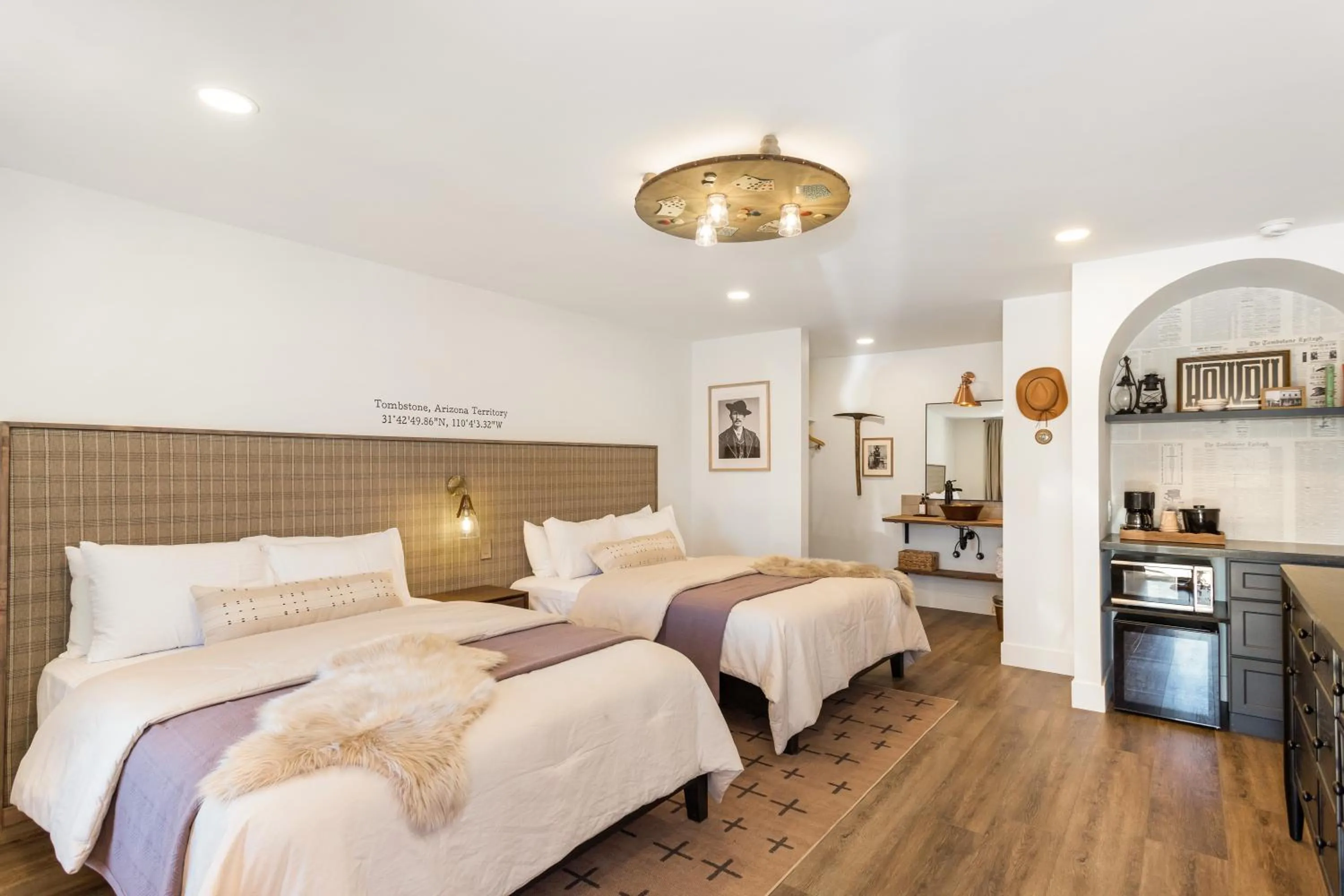 Deluxe Queen Room in Inn History Tombstone