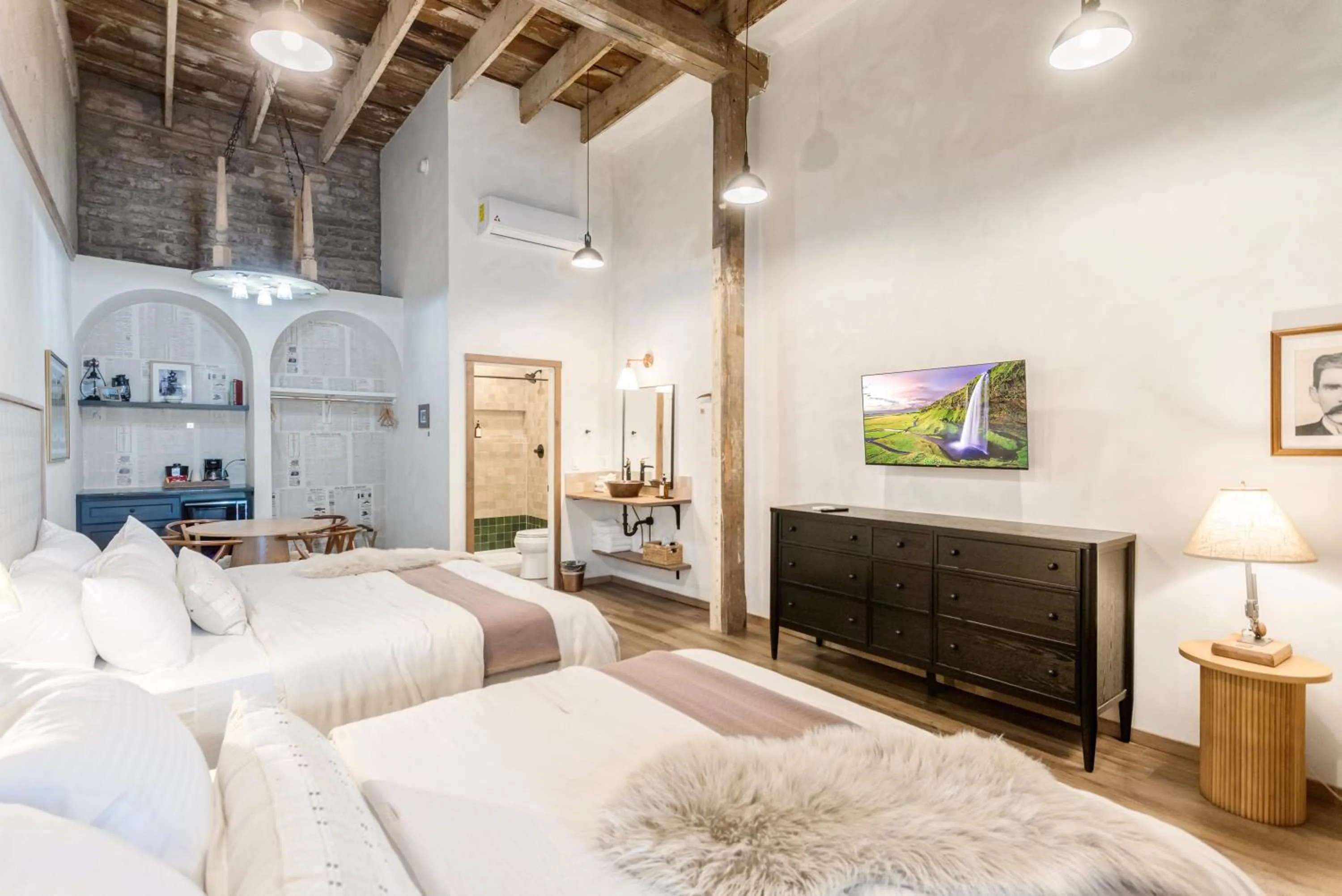 Premium Quadruple Room in Inn History Tombstone