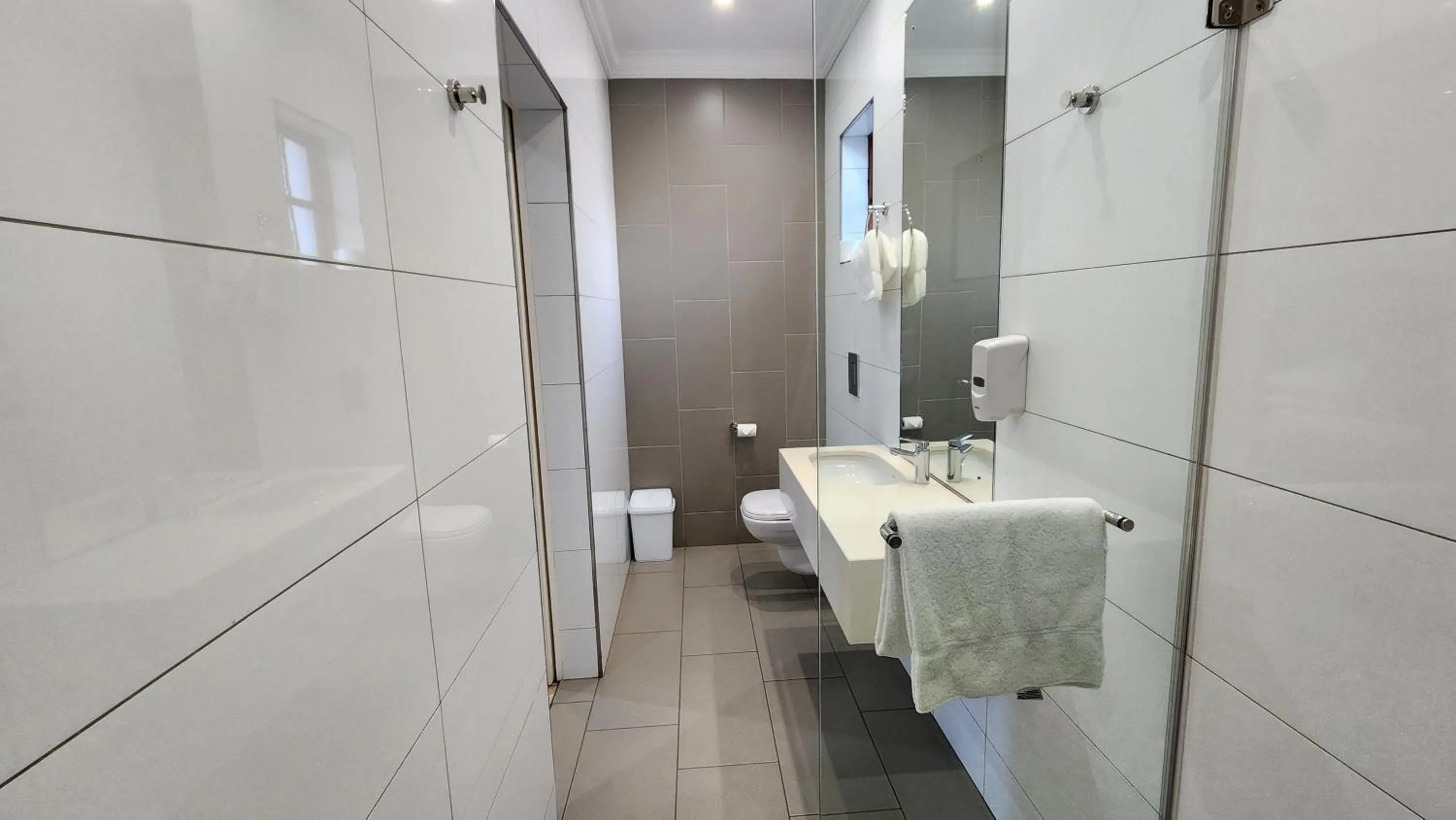 Shower in Shonalanga Lodge