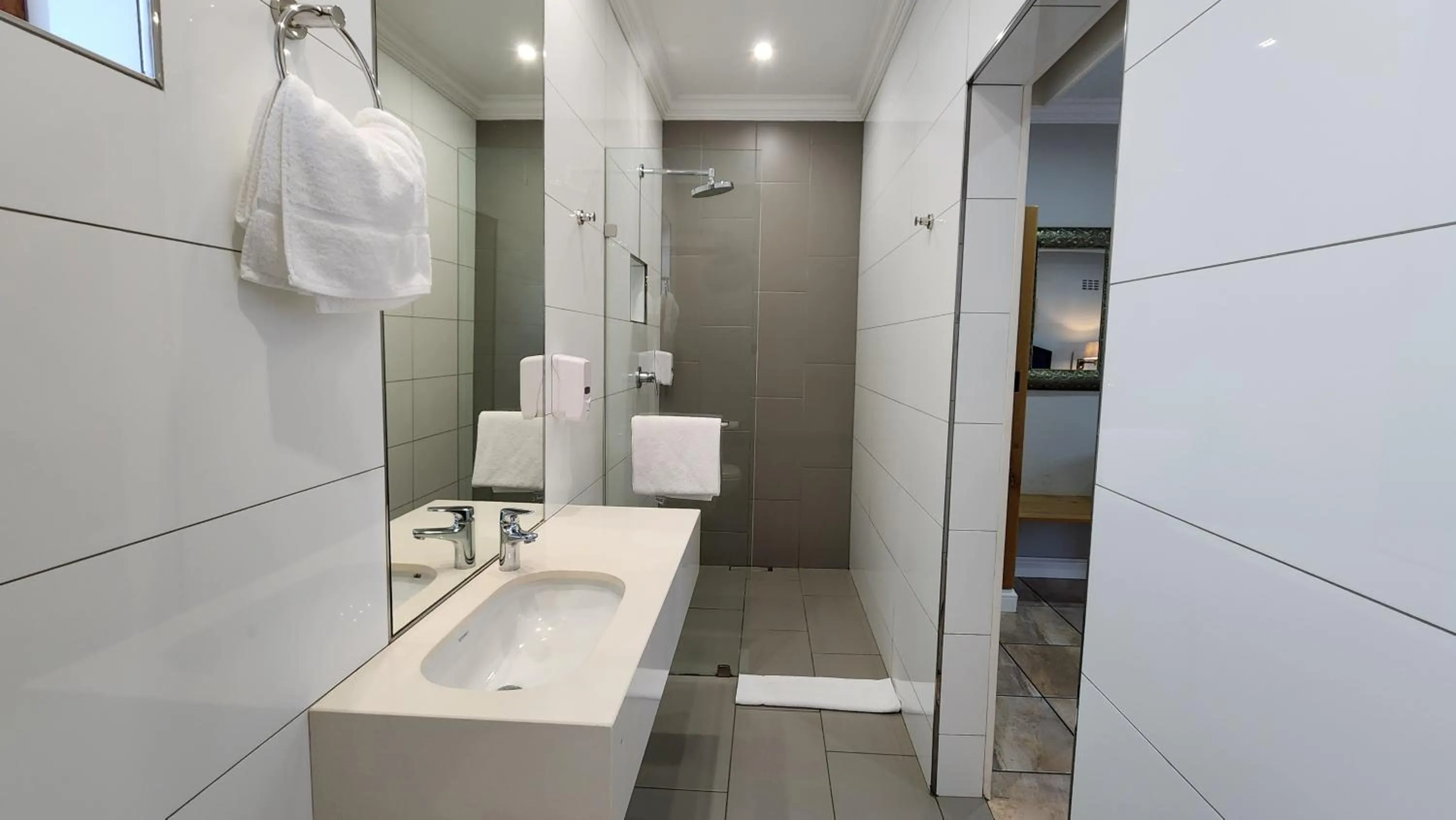 Shower in Shonalanga Lodge