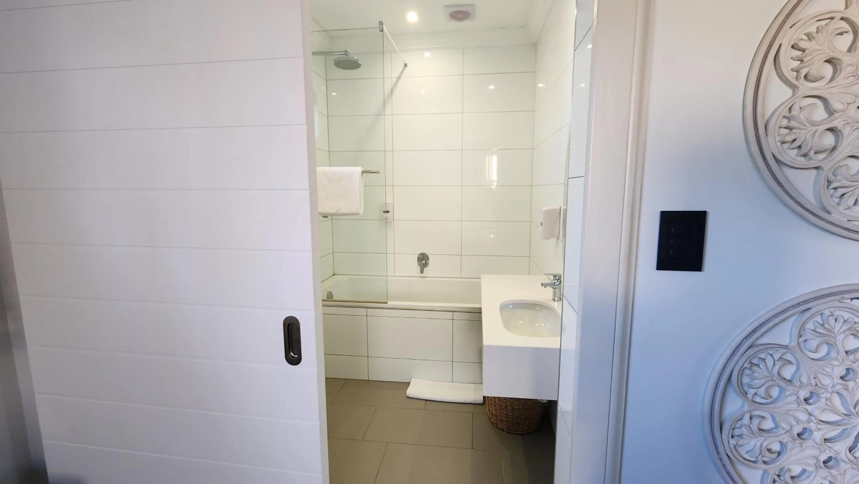 Shower in Shonalanga Lodge