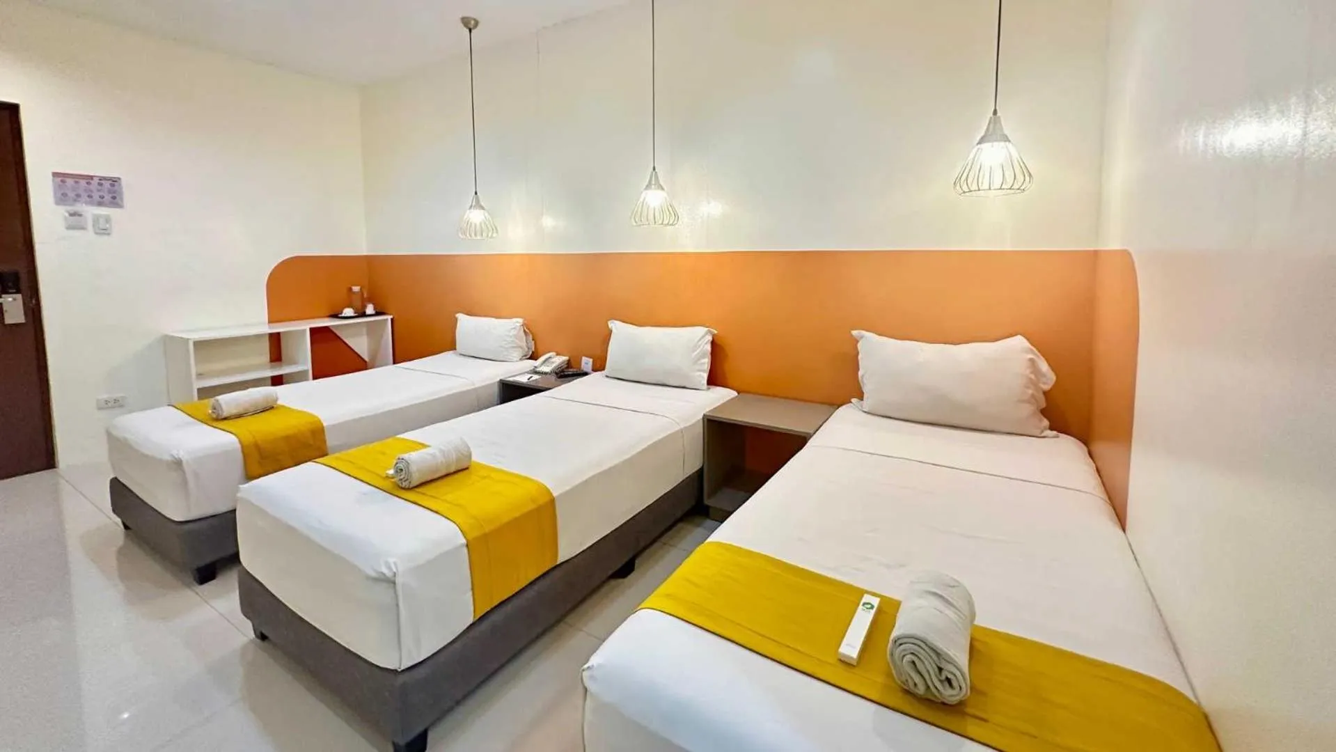 Bed in Travelbee Capitol Inn