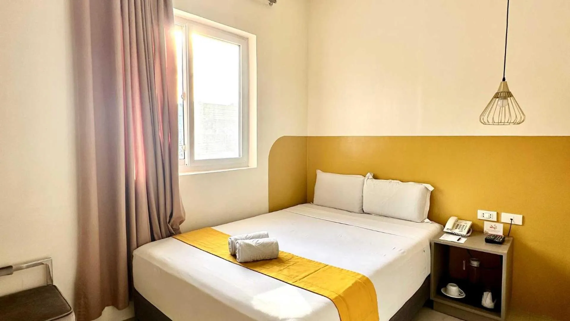 Bed in Travelbee Capitol Inn