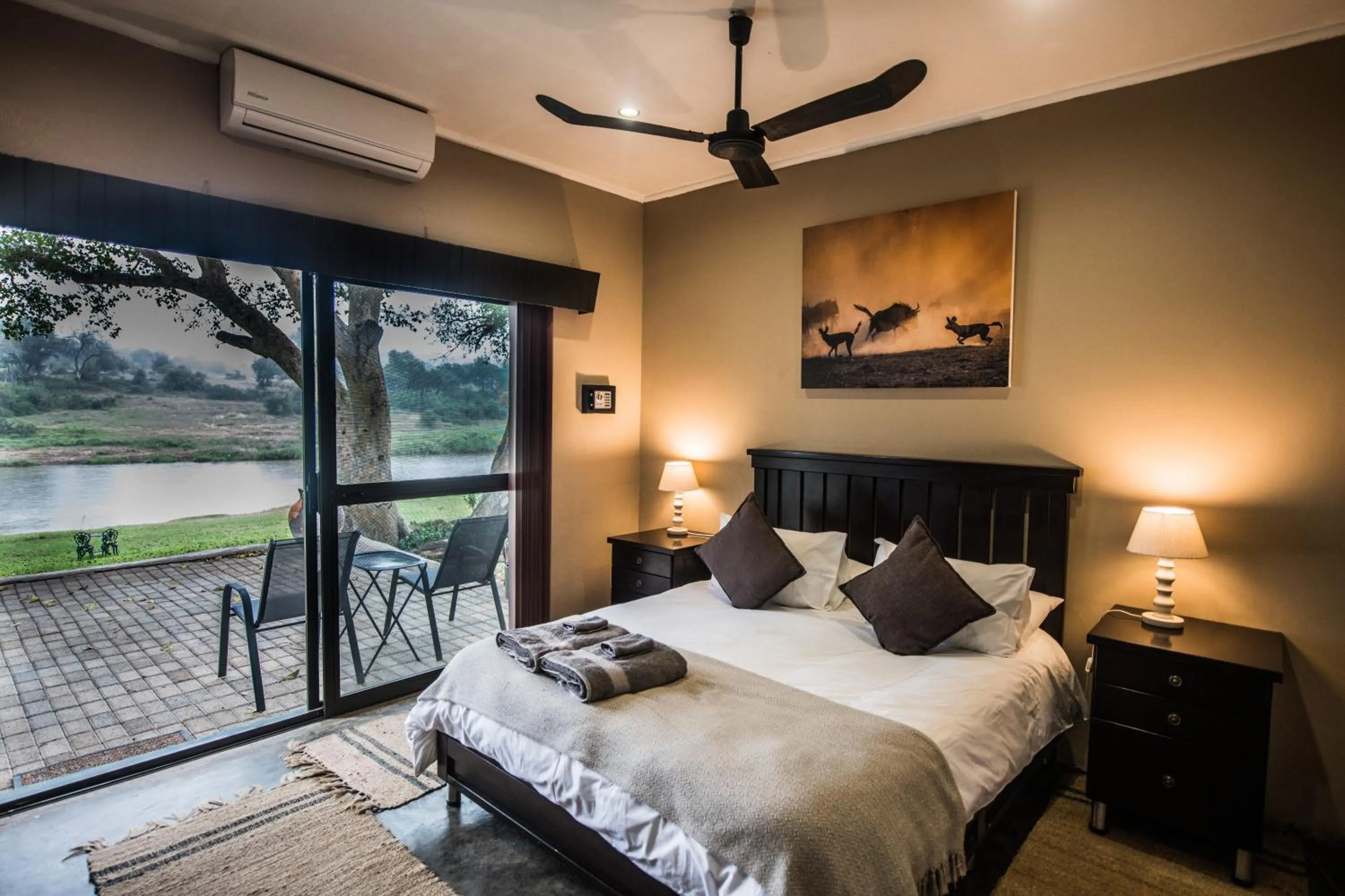 Property building, Bed in Maninghi Lodge