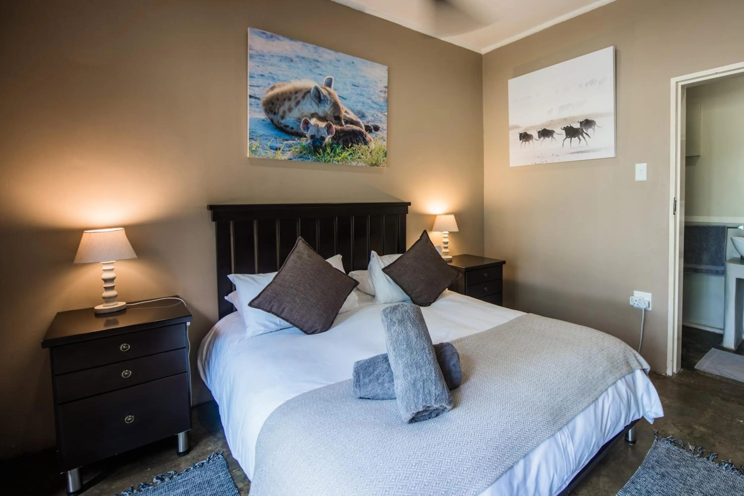 Shower, Bed in Maninghi Lodge