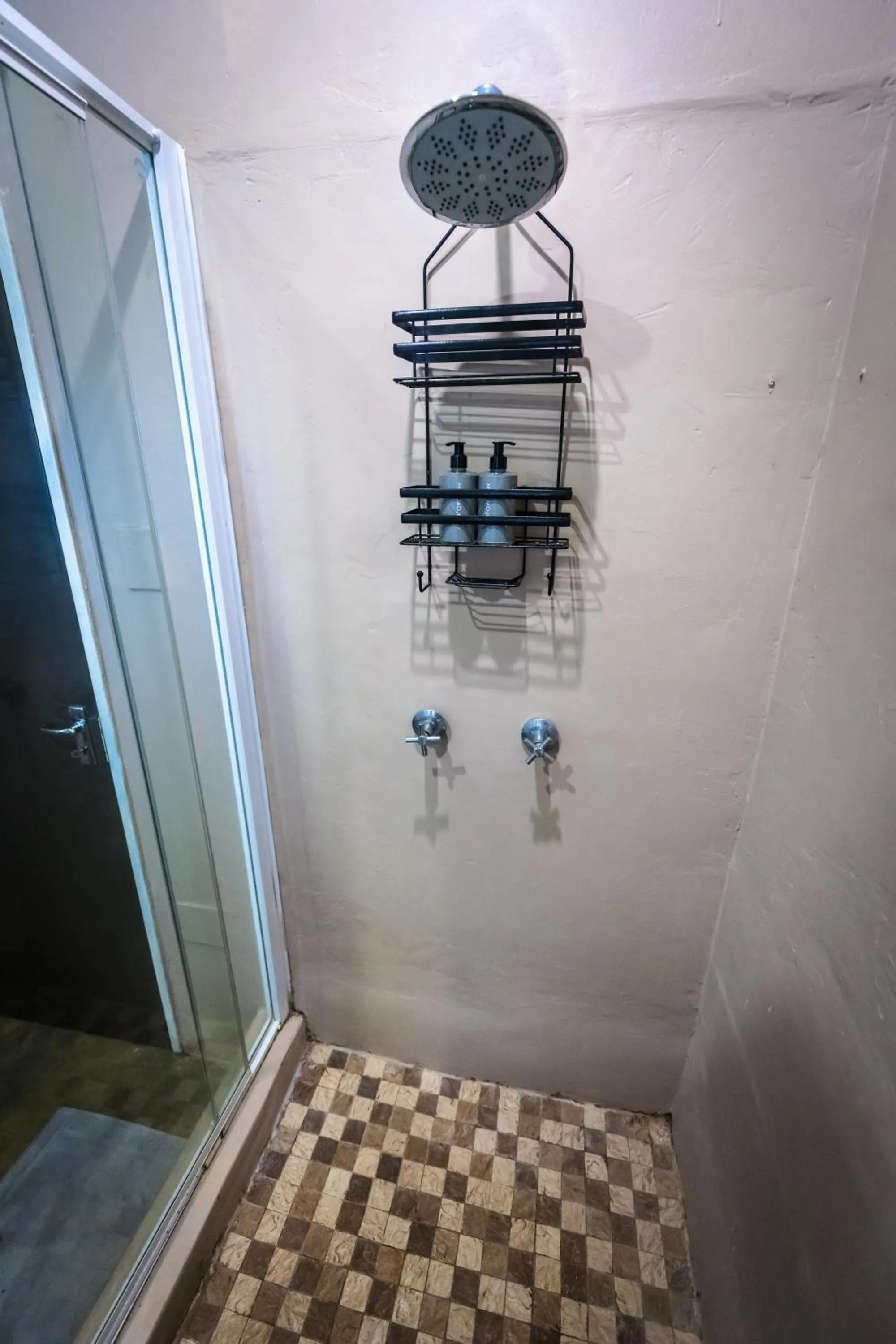 Shower in Maninghi Lodge