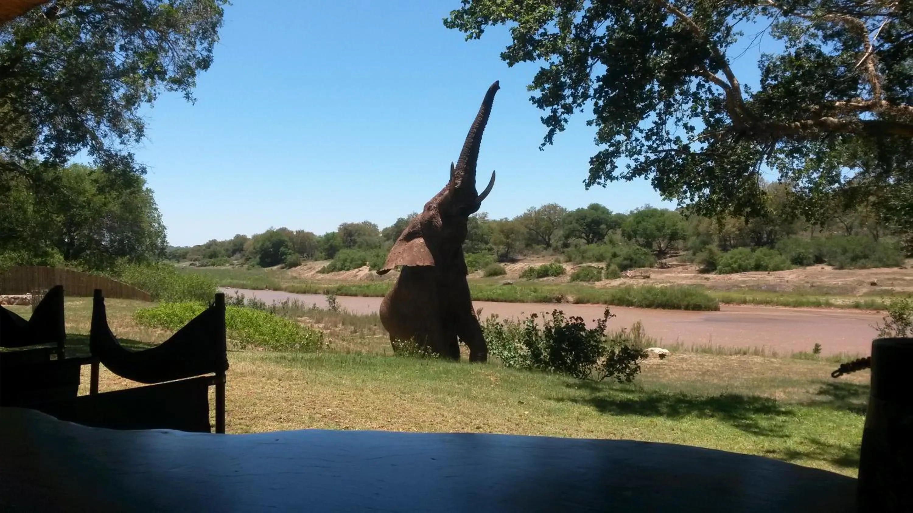 Day in Maninghi Lodge