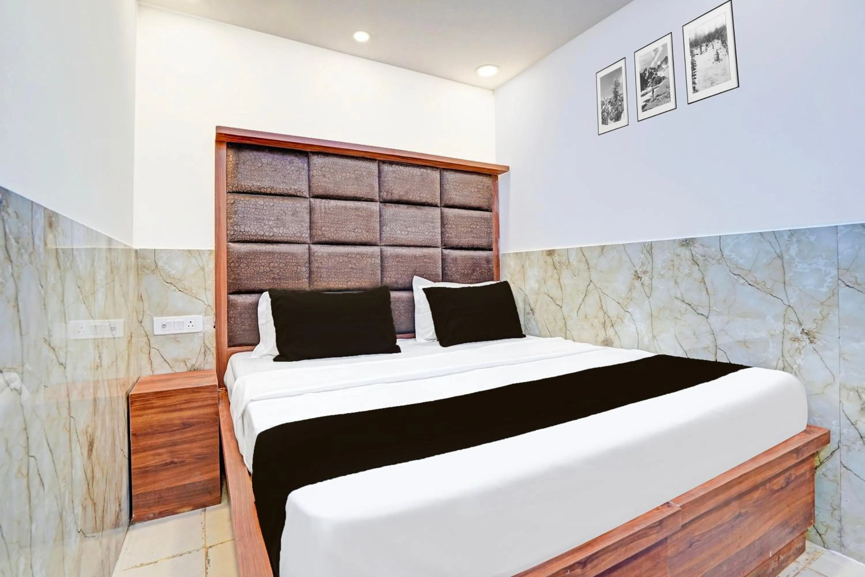 Bedroom, Bed in Hotel O veer palace