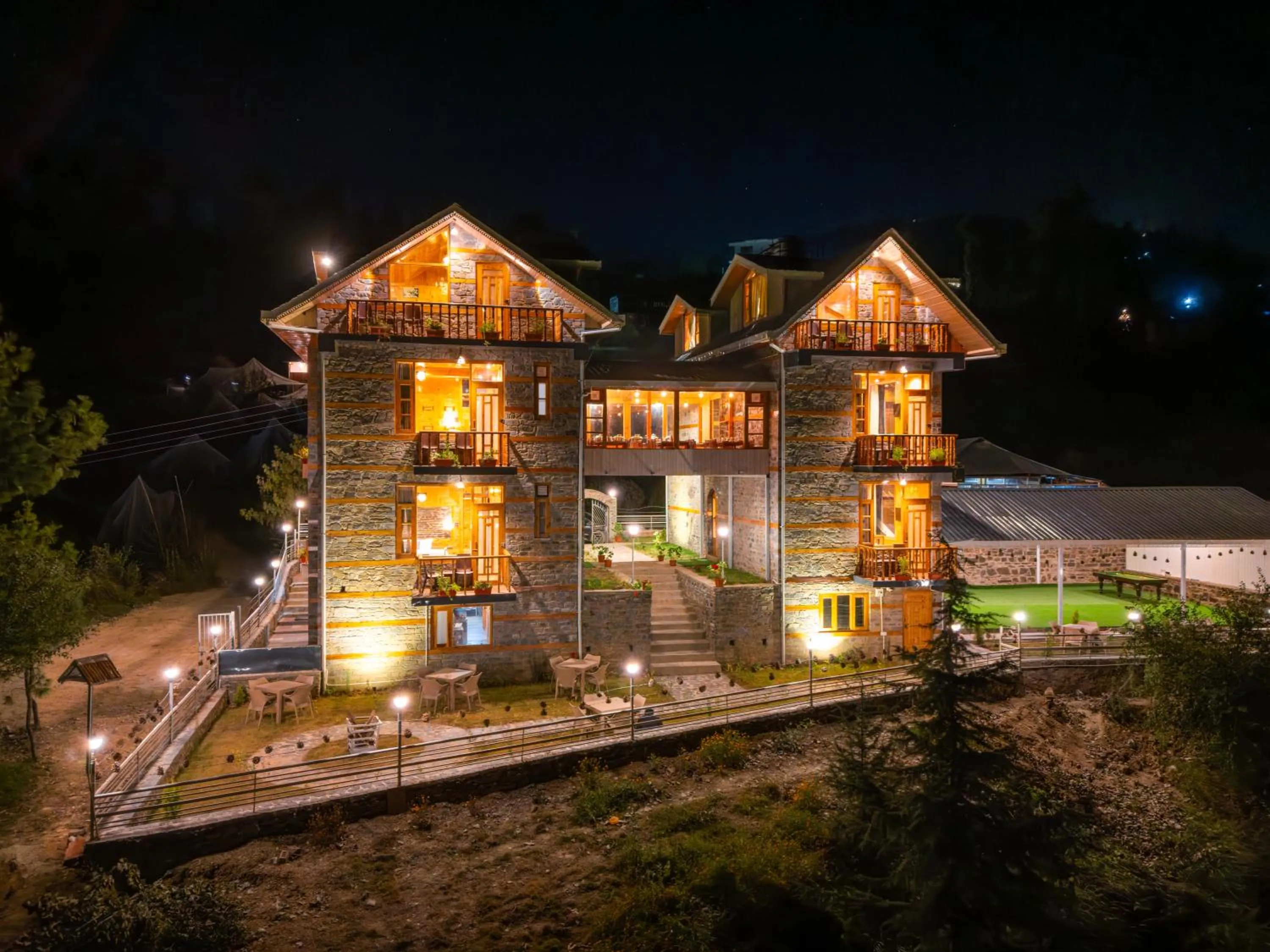 Property building in Kathkuni by Jomotel - A Pure Veg Boutique Stay