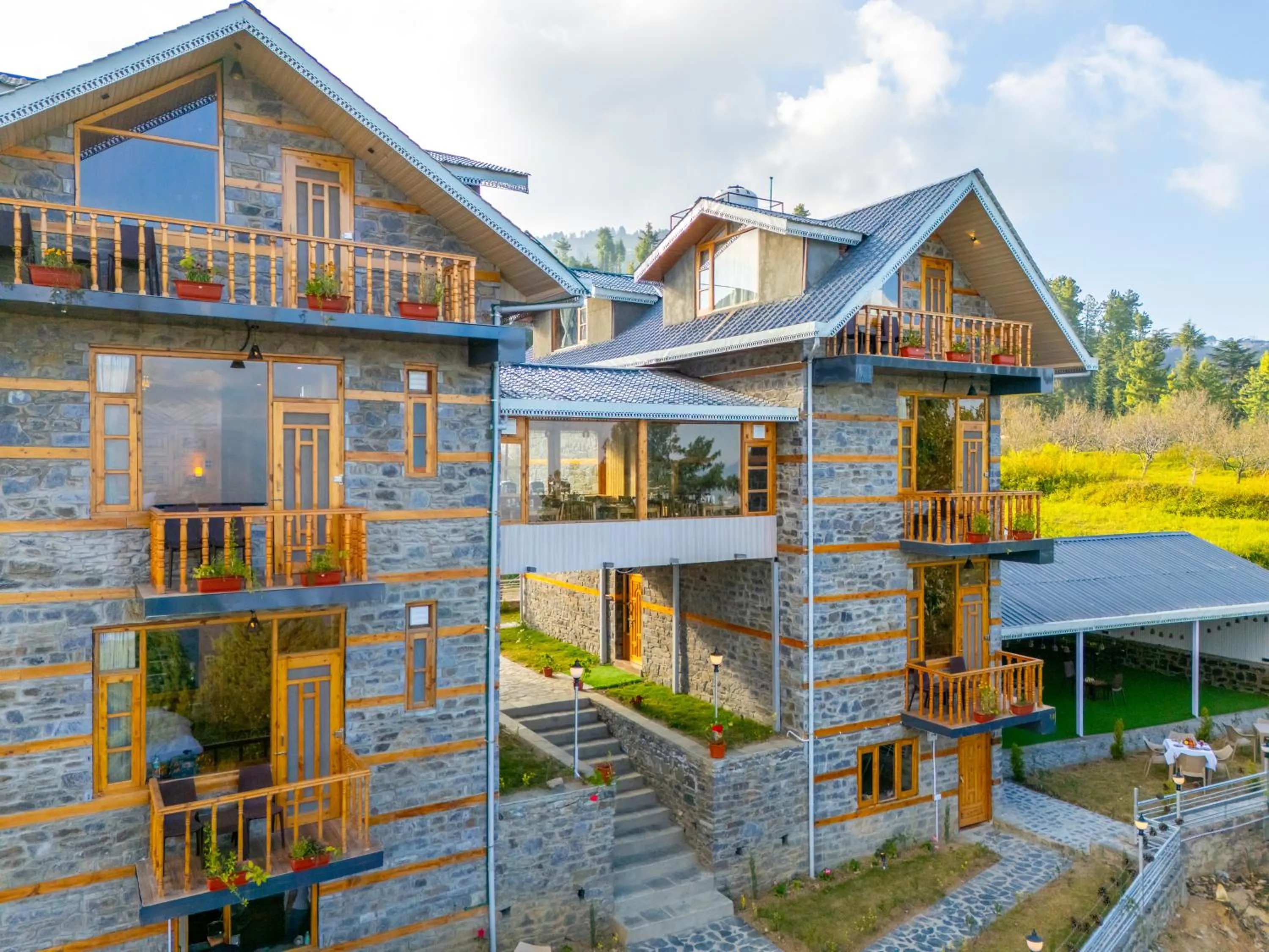 Property building in Kathkuni by Jomotel - A Pure Veg Boutique Stay