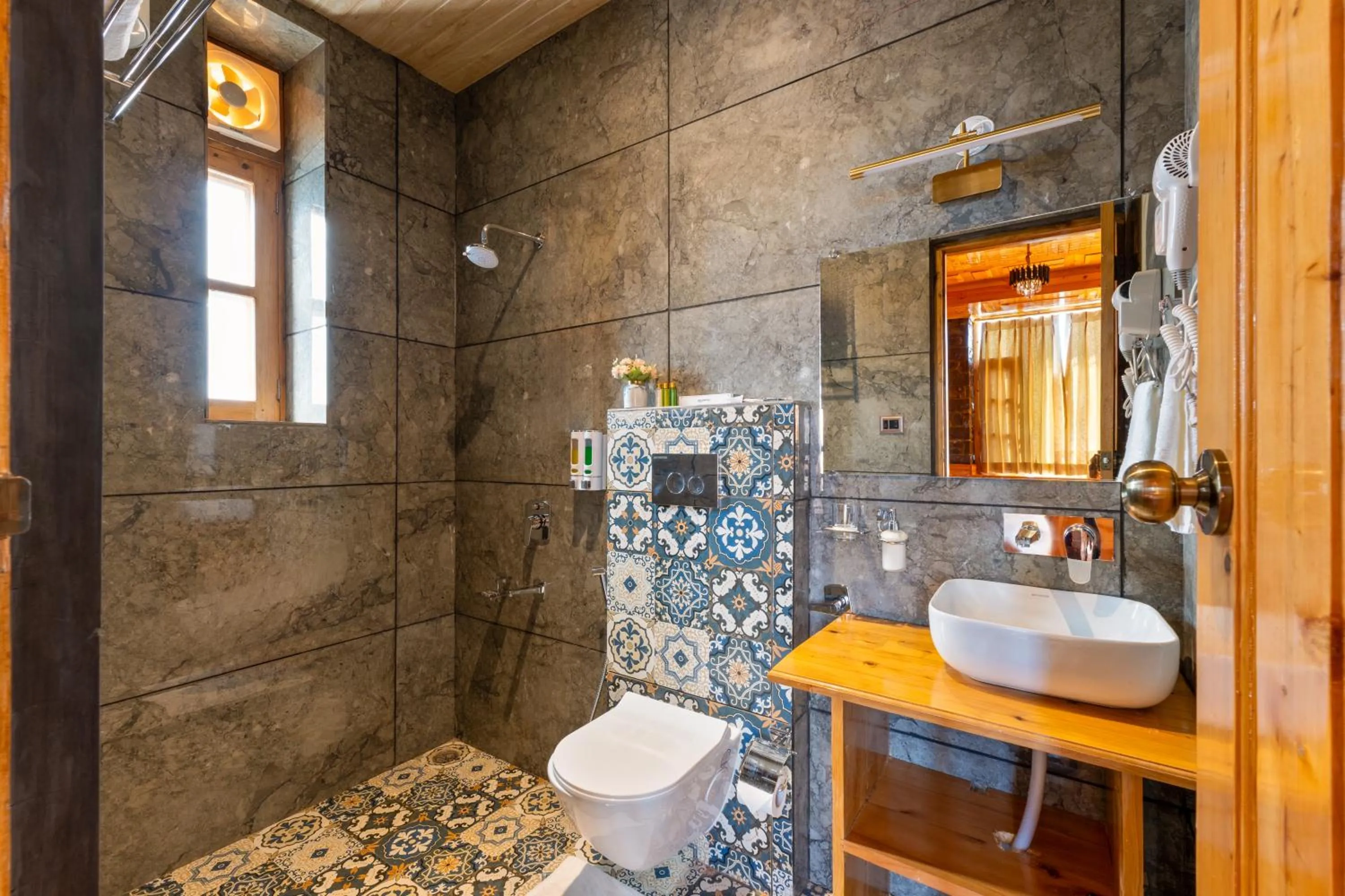 Shower in Kathkuni by Jomotel - A Pure Veg Boutique Stay