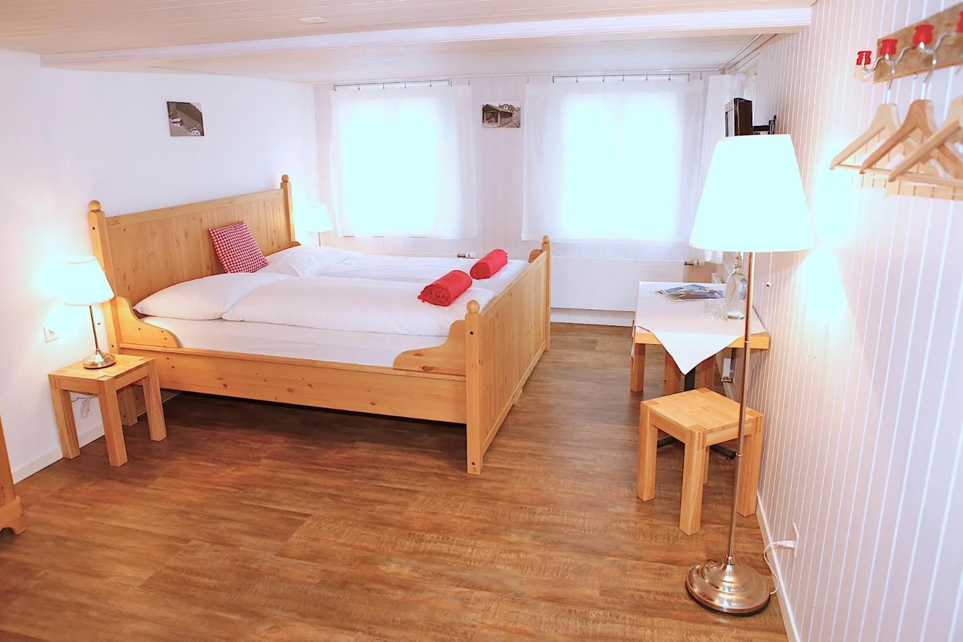 Shower, Bed in Landgasthof Schlüssel Alpnach