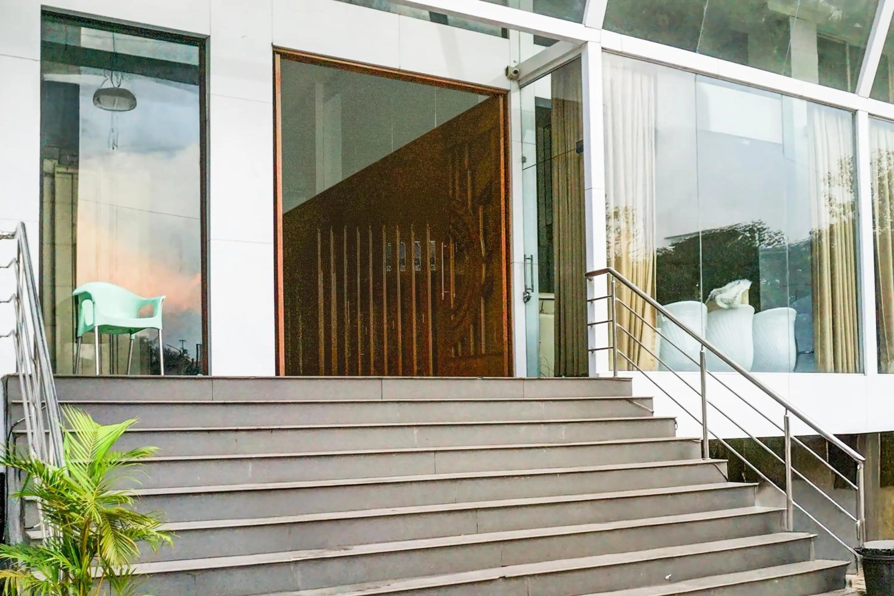 Facade/entrance in Super Townhouse Oak Hadapsar