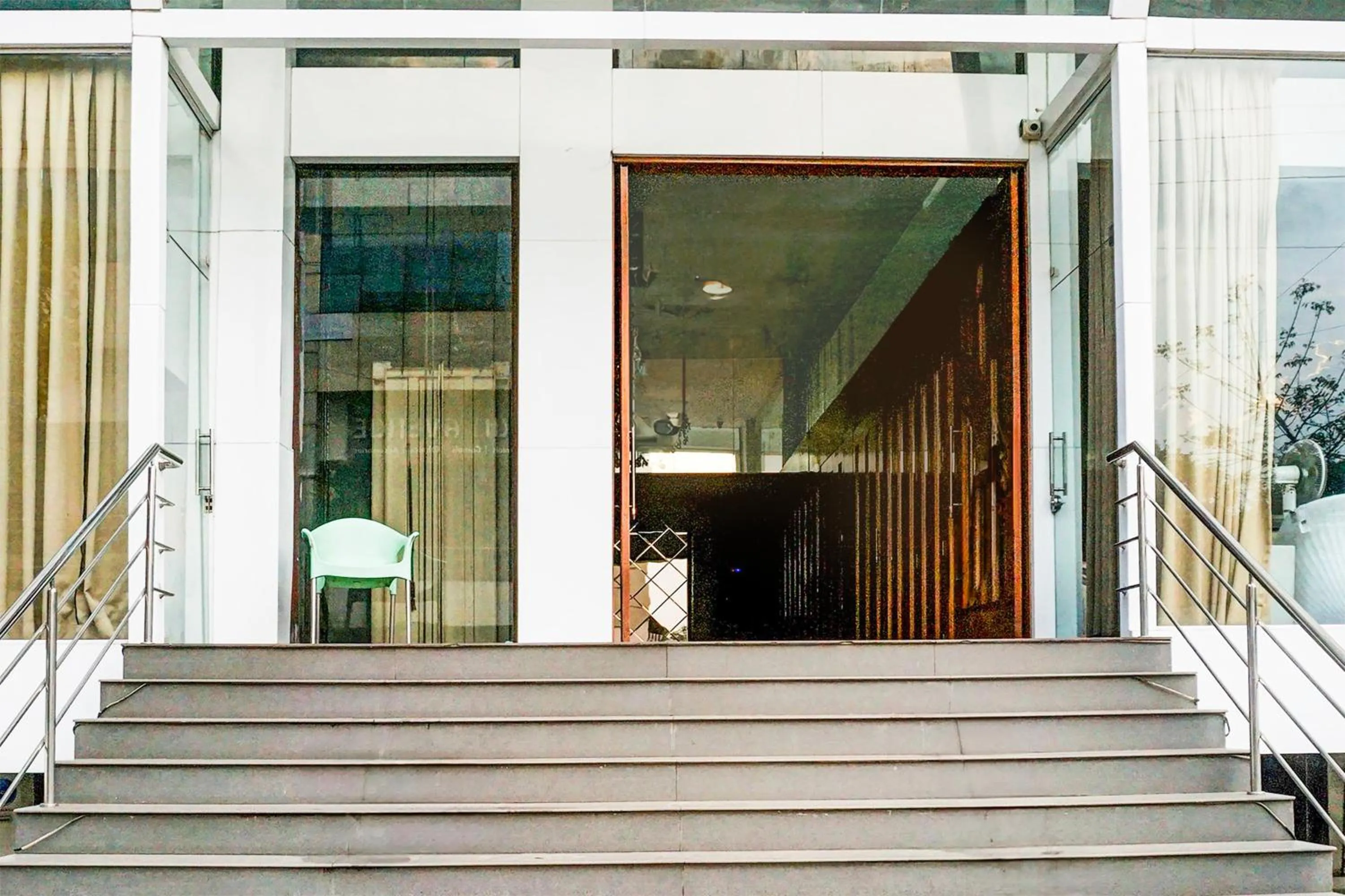 Facade/entrance in Super Townhouse Oak Hadapsar