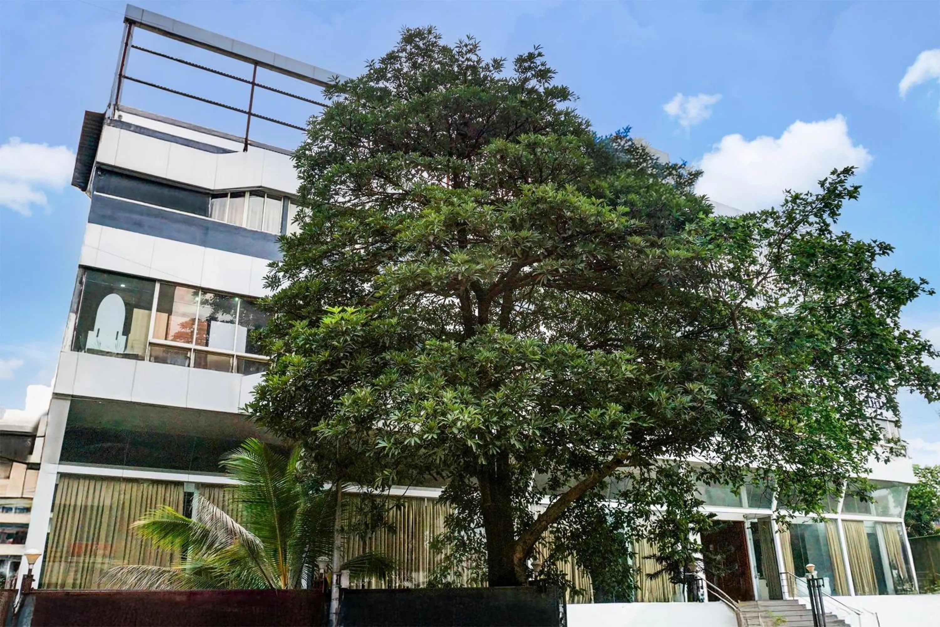 Facade/entrance in Super Townhouse Oak Hadapsar