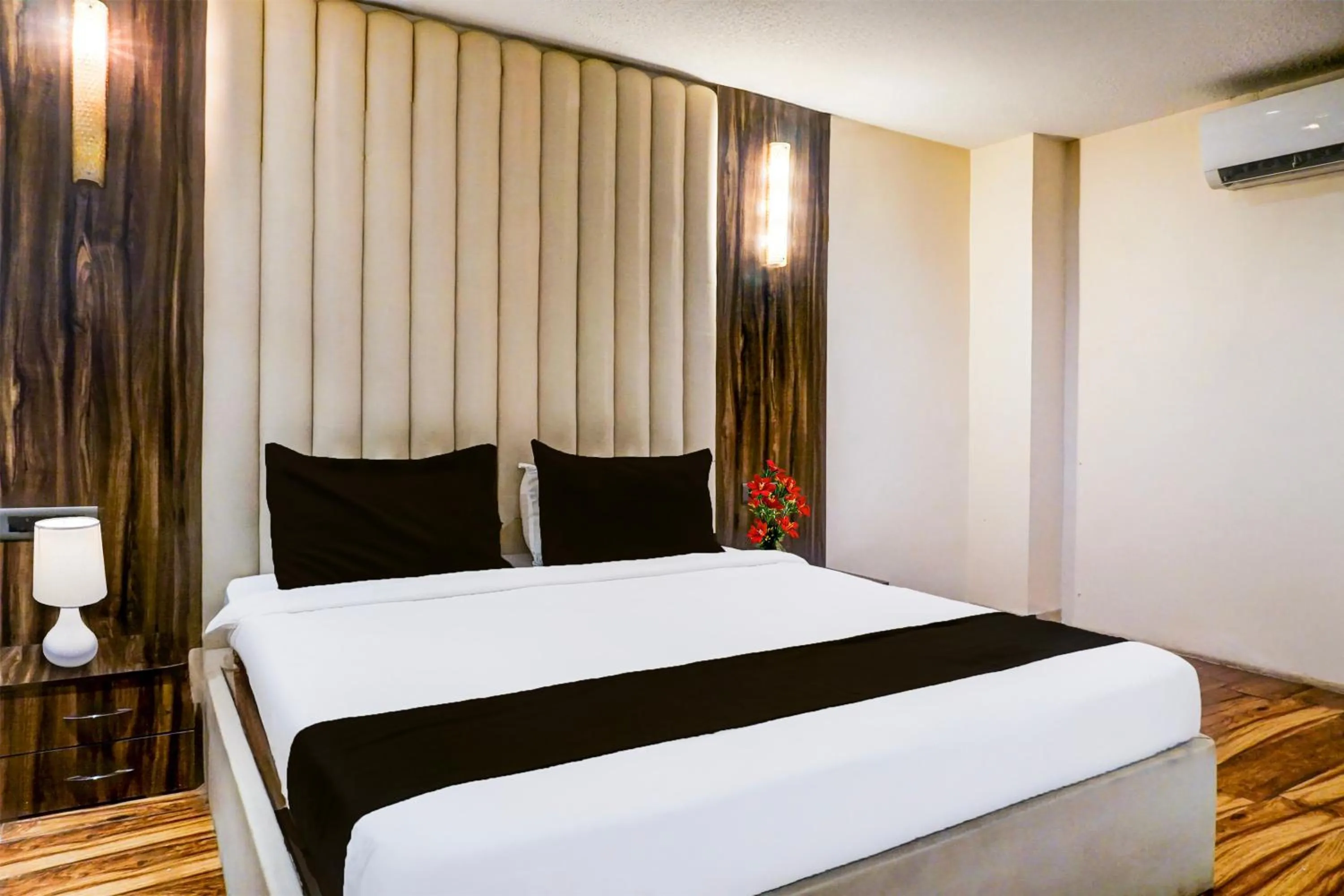 Bedroom, Bed in Super Townhouse Oak Hadapsar