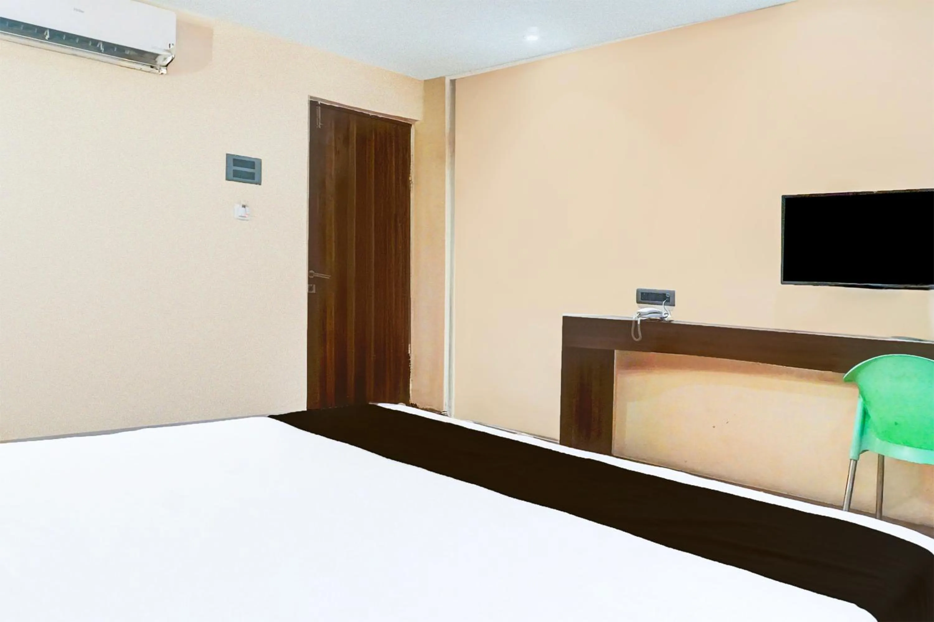 Bedroom, Bed in Super Townhouse Oak Hadapsar