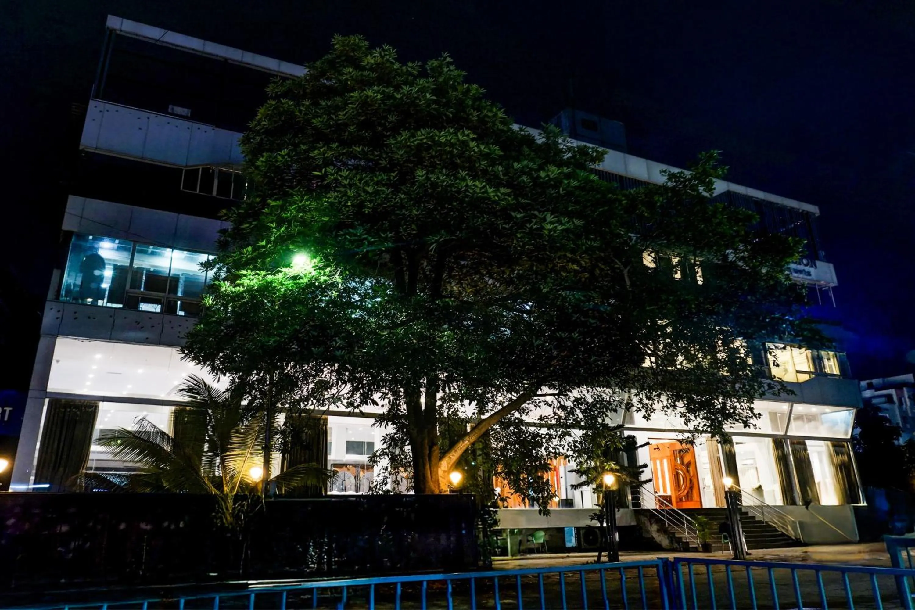 Facade/entrance in Super Townhouse Oak Hadapsar
