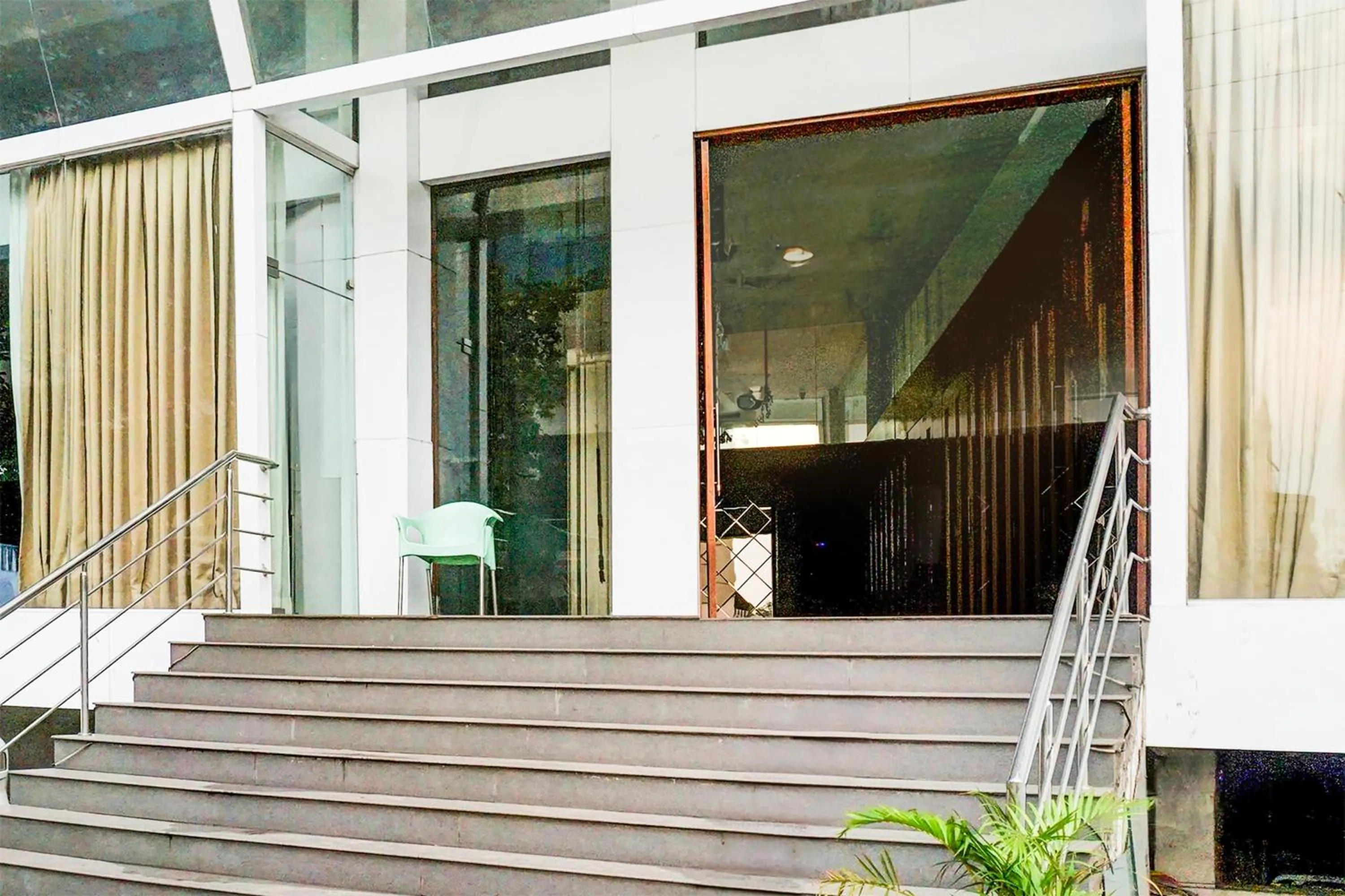 Facade/entrance in Super Townhouse Oak Hadapsar