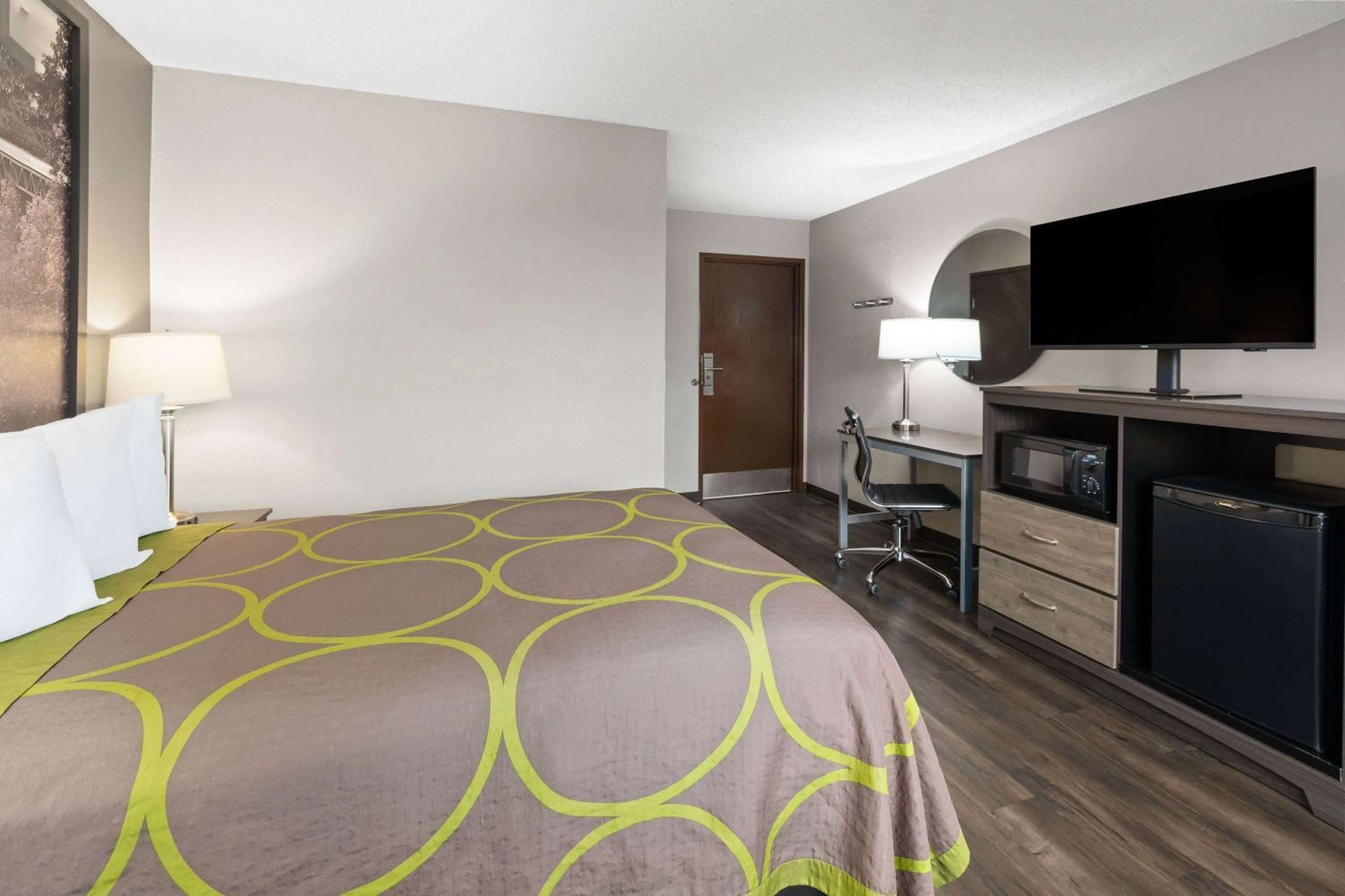 Photo of the whole room, Bed in Super 8 by Wyndham Summersville - New River National Park