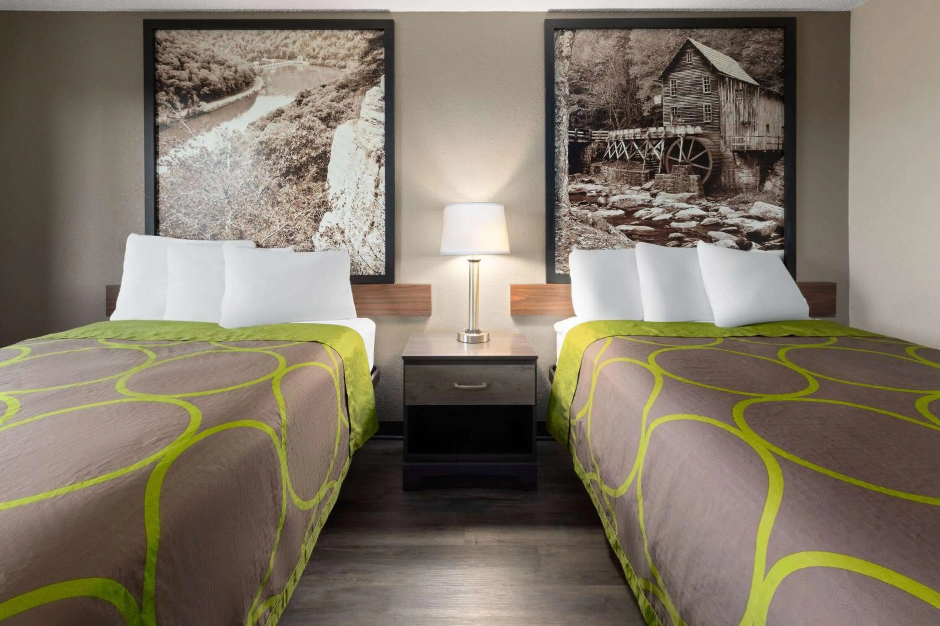 Photo of the whole room, Bed in Super 8 by Wyndham Summersville - New River National Park