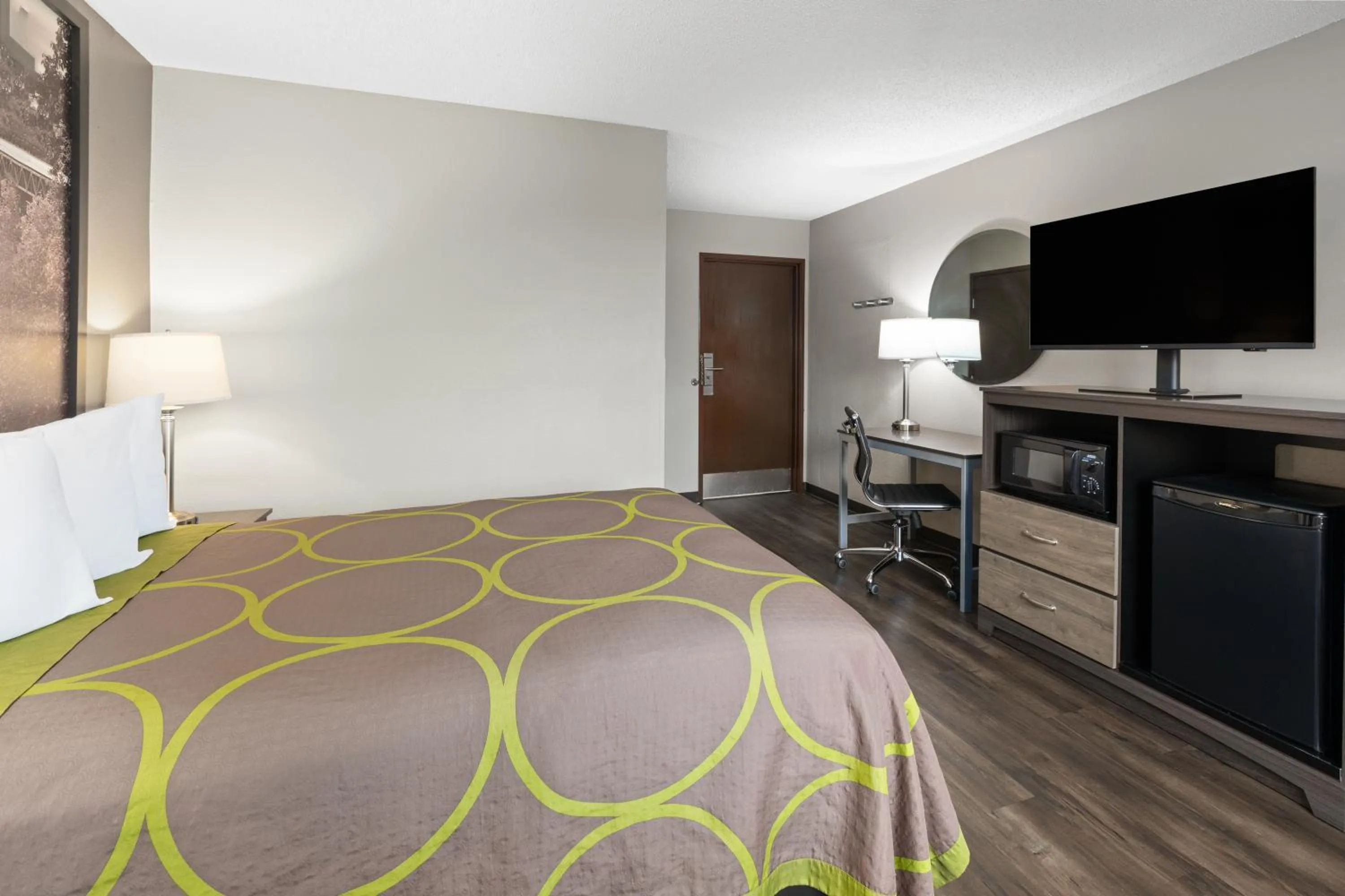 Bedroom, Bed in Super 8 by Wyndham Summersville - New River National Park