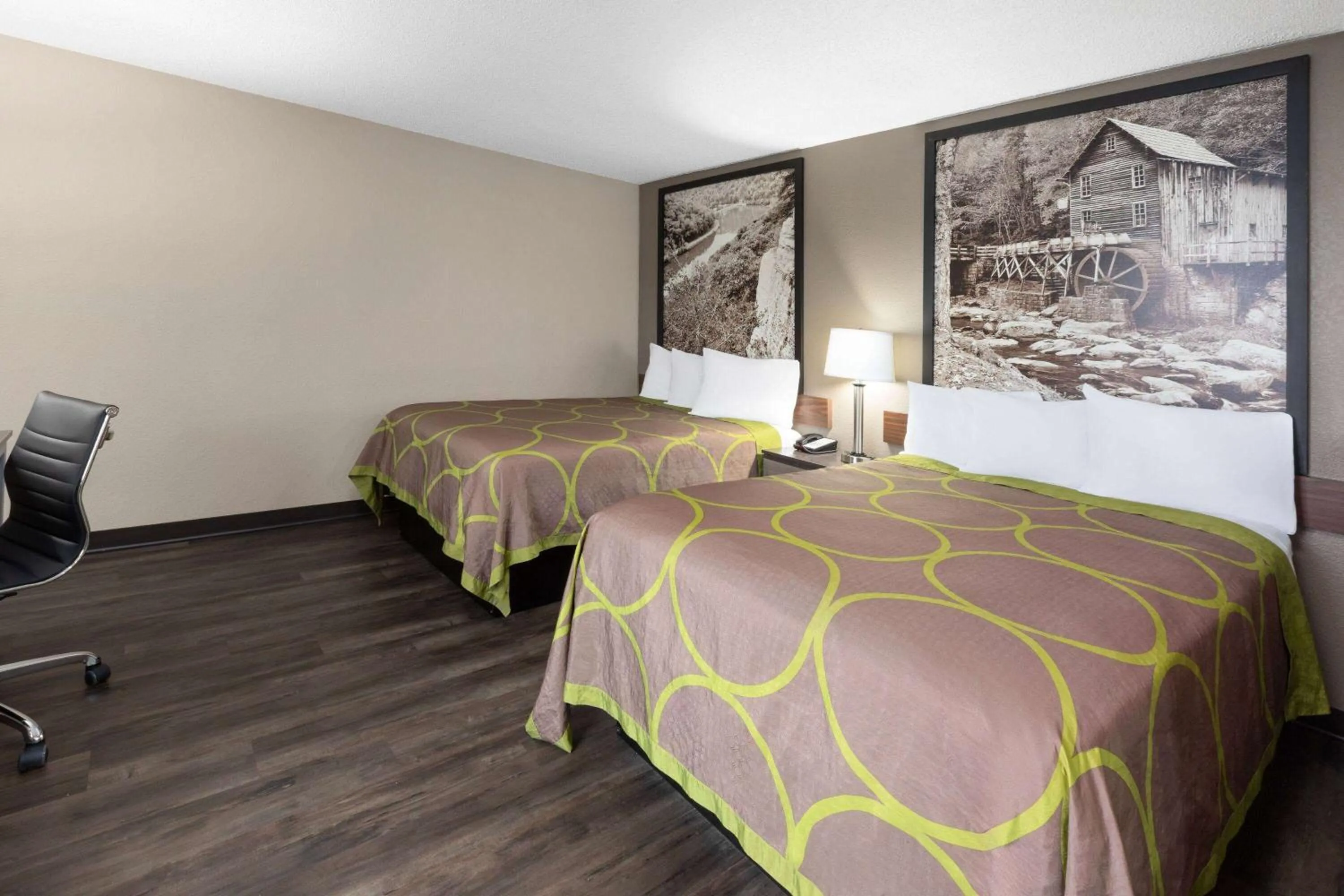 Photo of the whole room, Bed in Super 8 by Wyndham Summersville - New River National Park