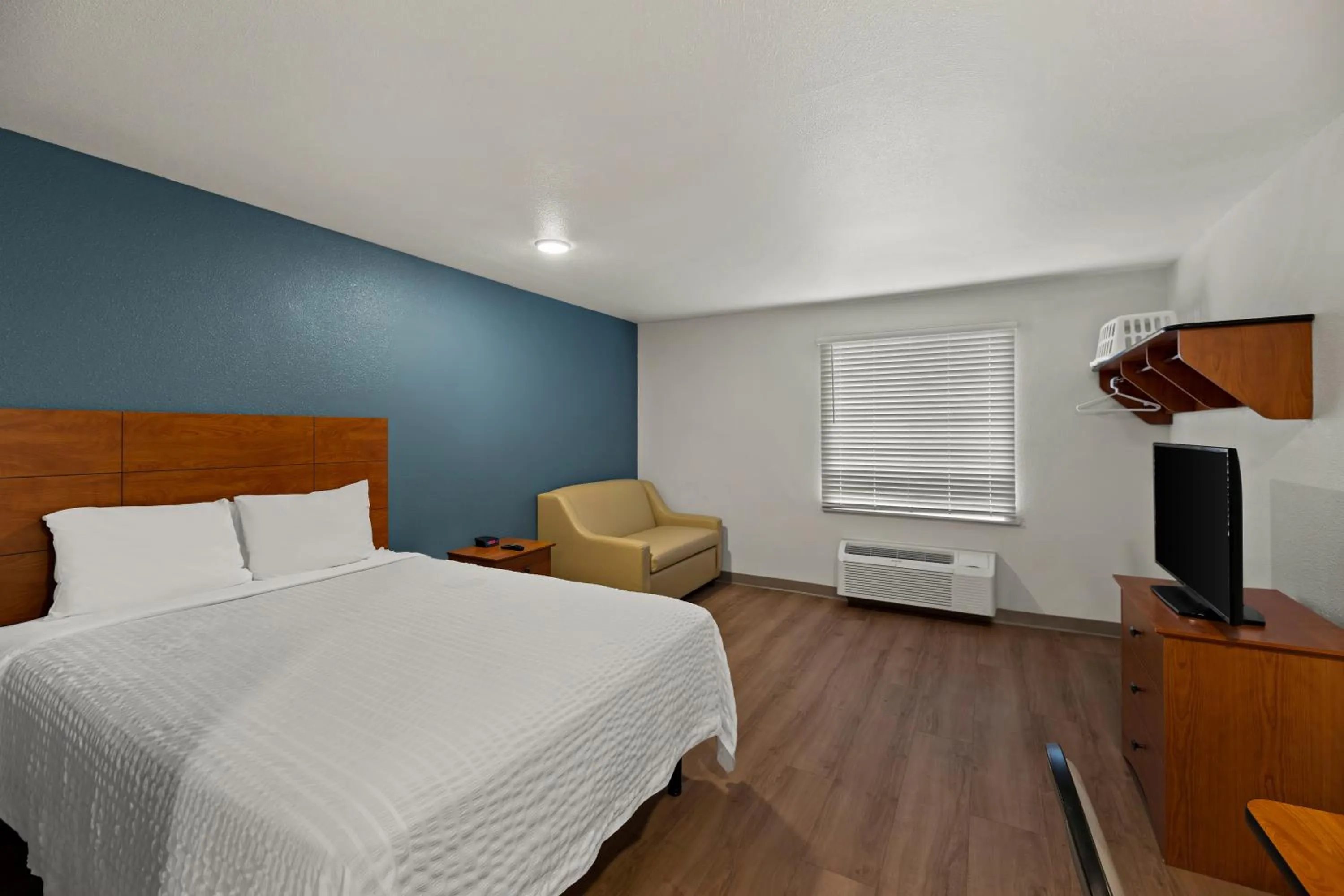 Bedroom, Bed in WoodSpring Suites El Paso
