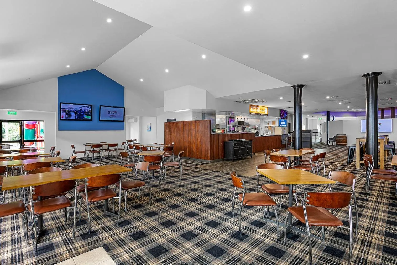 Restaurant/places to eat in Reef Gateway Hotel