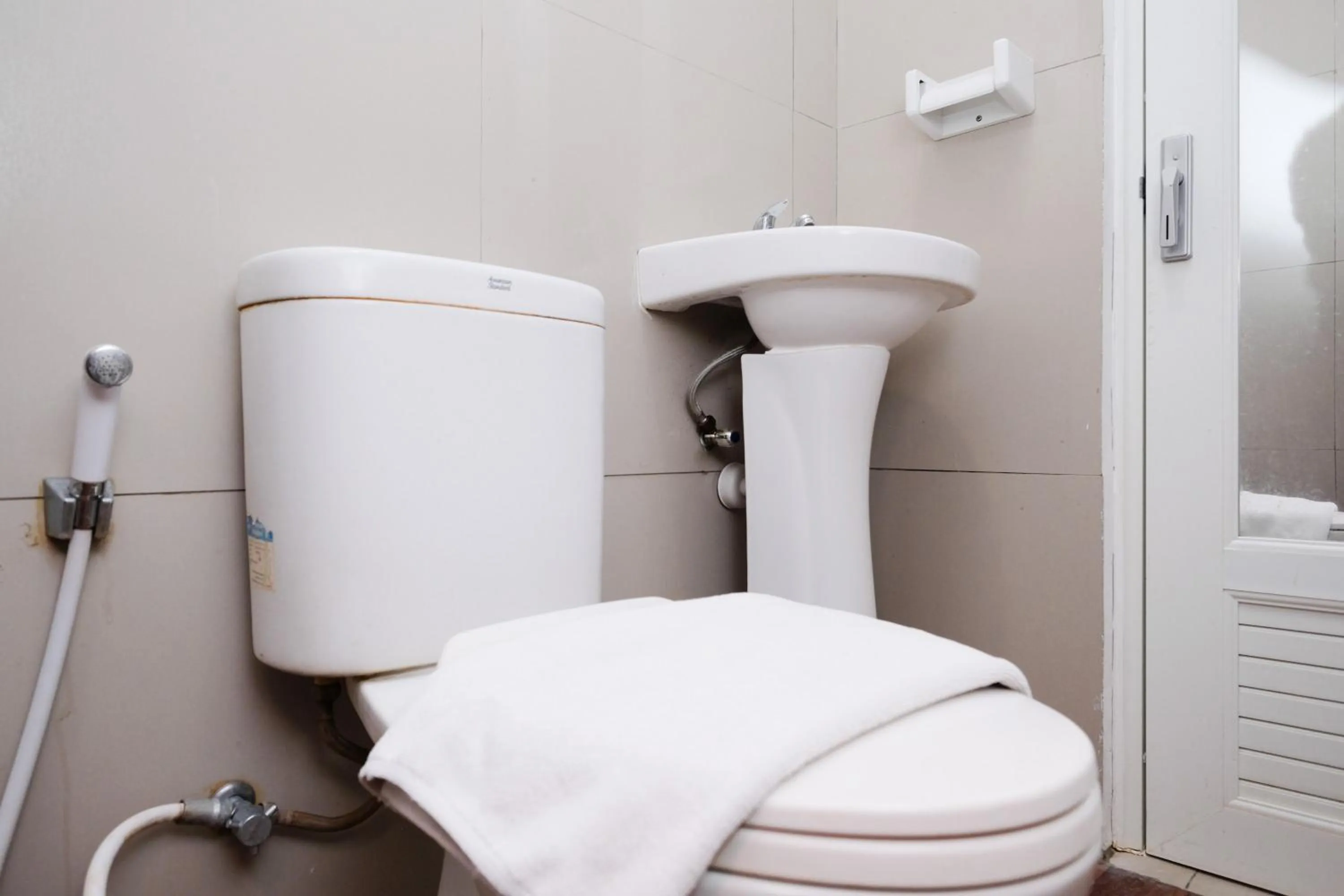 Bathroom in Urbanview Hotel Dommy Yogyakarta by RedDoorz