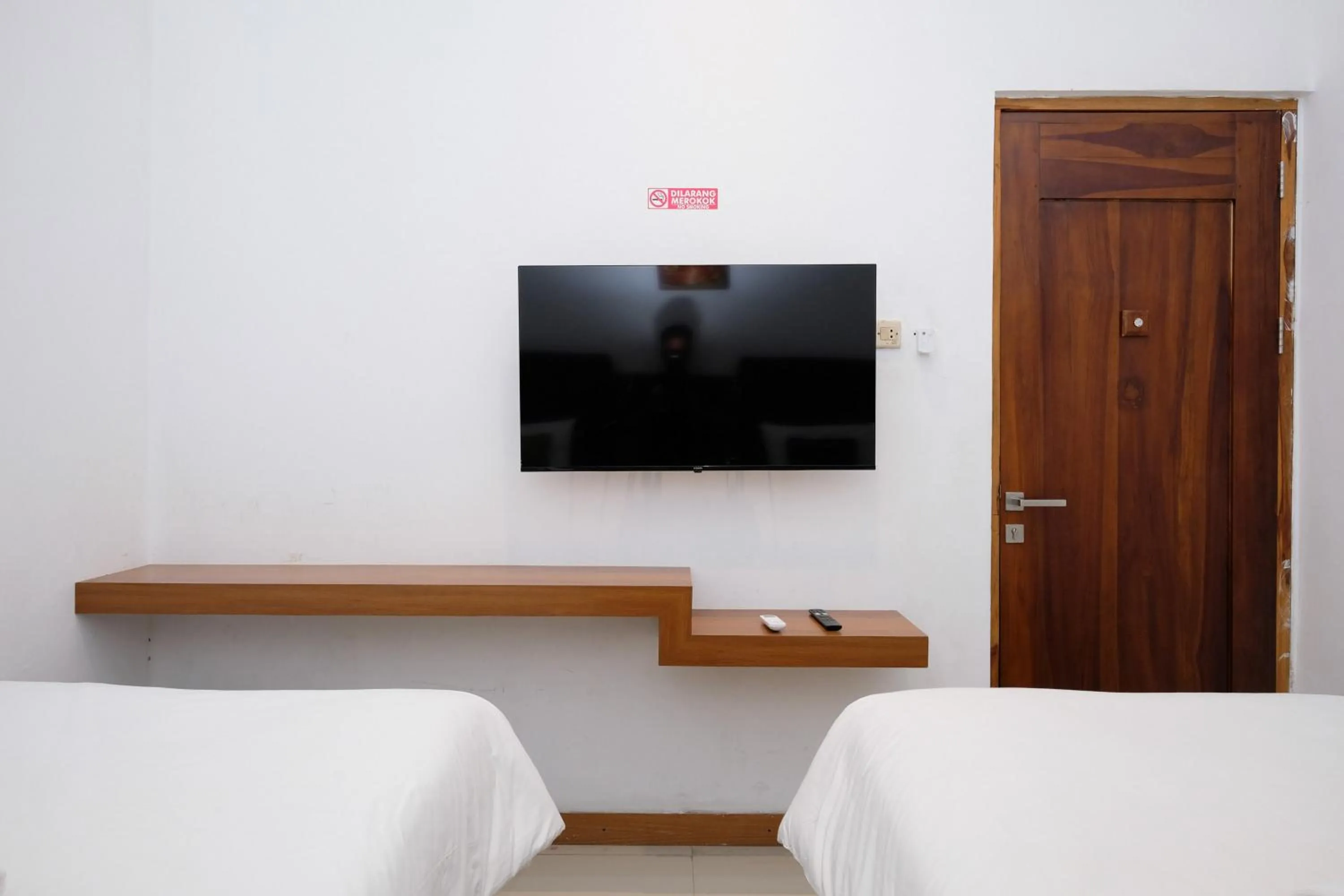 TV and multimedia, Bed in Urbanview Hotel Dommy Yogyakarta by RedDoorz