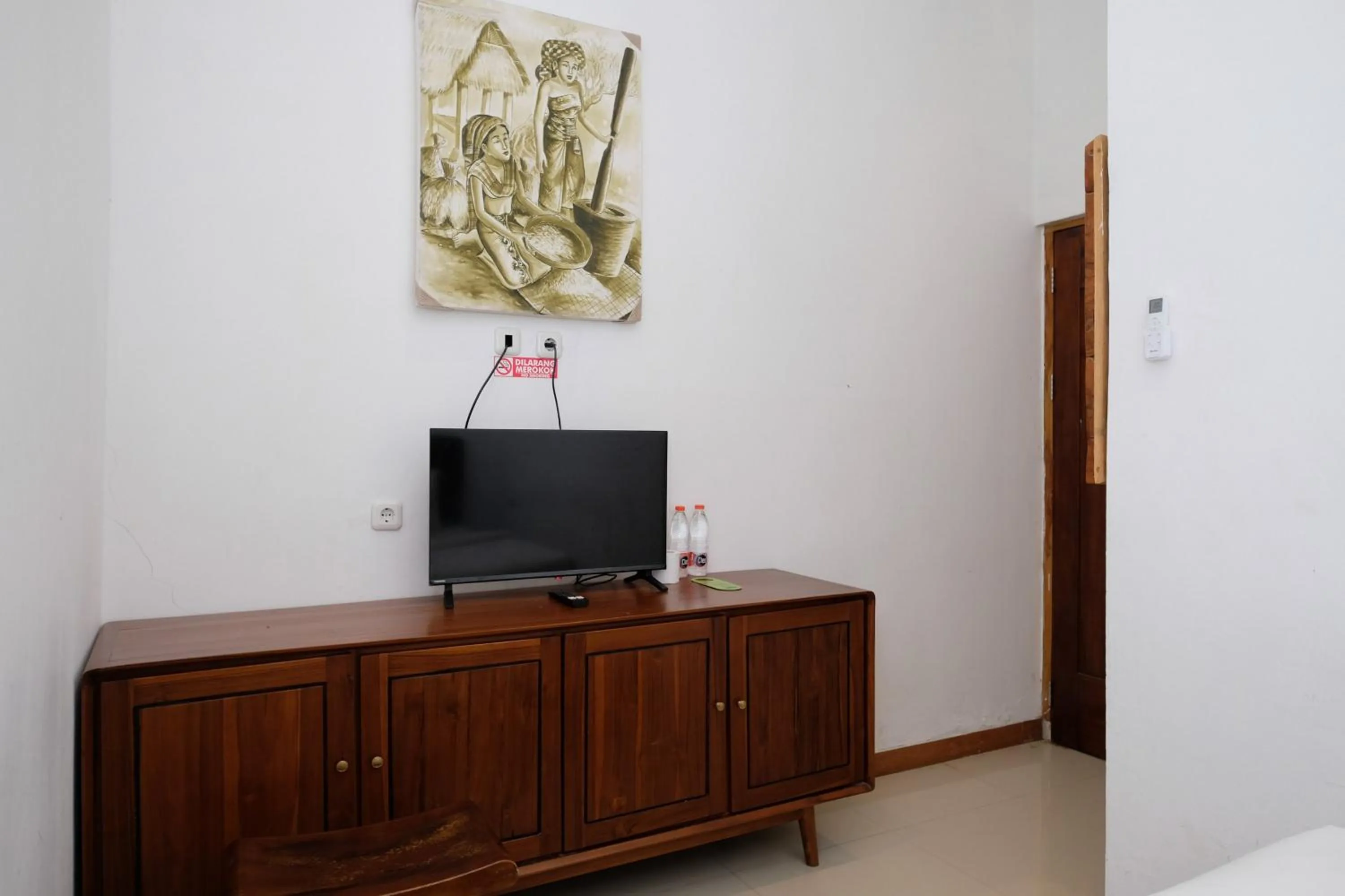 TV and multimedia in Urbanview Hotel Dommy Yogyakarta by RedDoorz