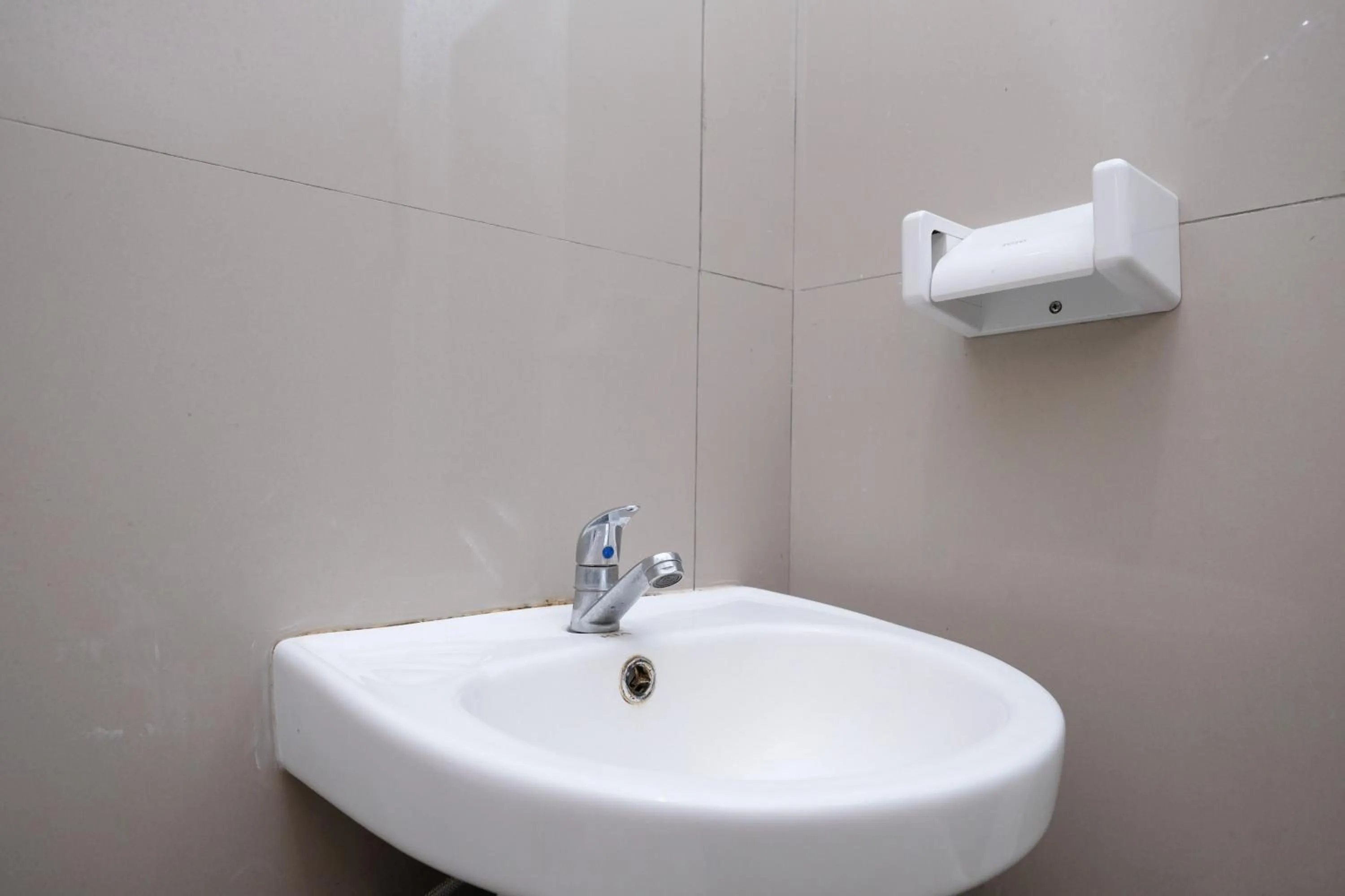 Bathroom in Urbanview Hotel Dommy Yogyakarta by RedDoorz