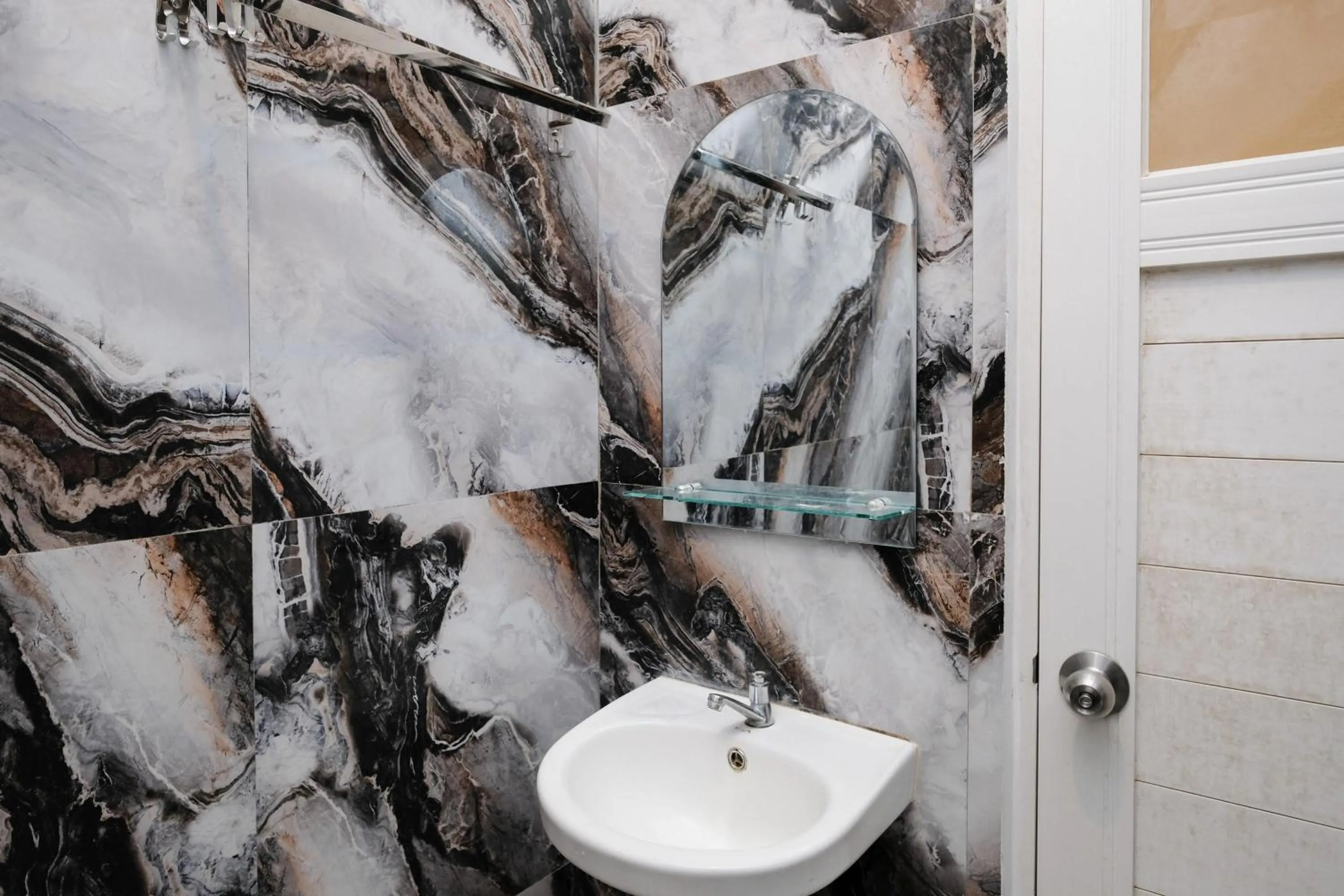 Bathroom in Urbanview Hotel Dommy Yogyakarta by RedDoorz