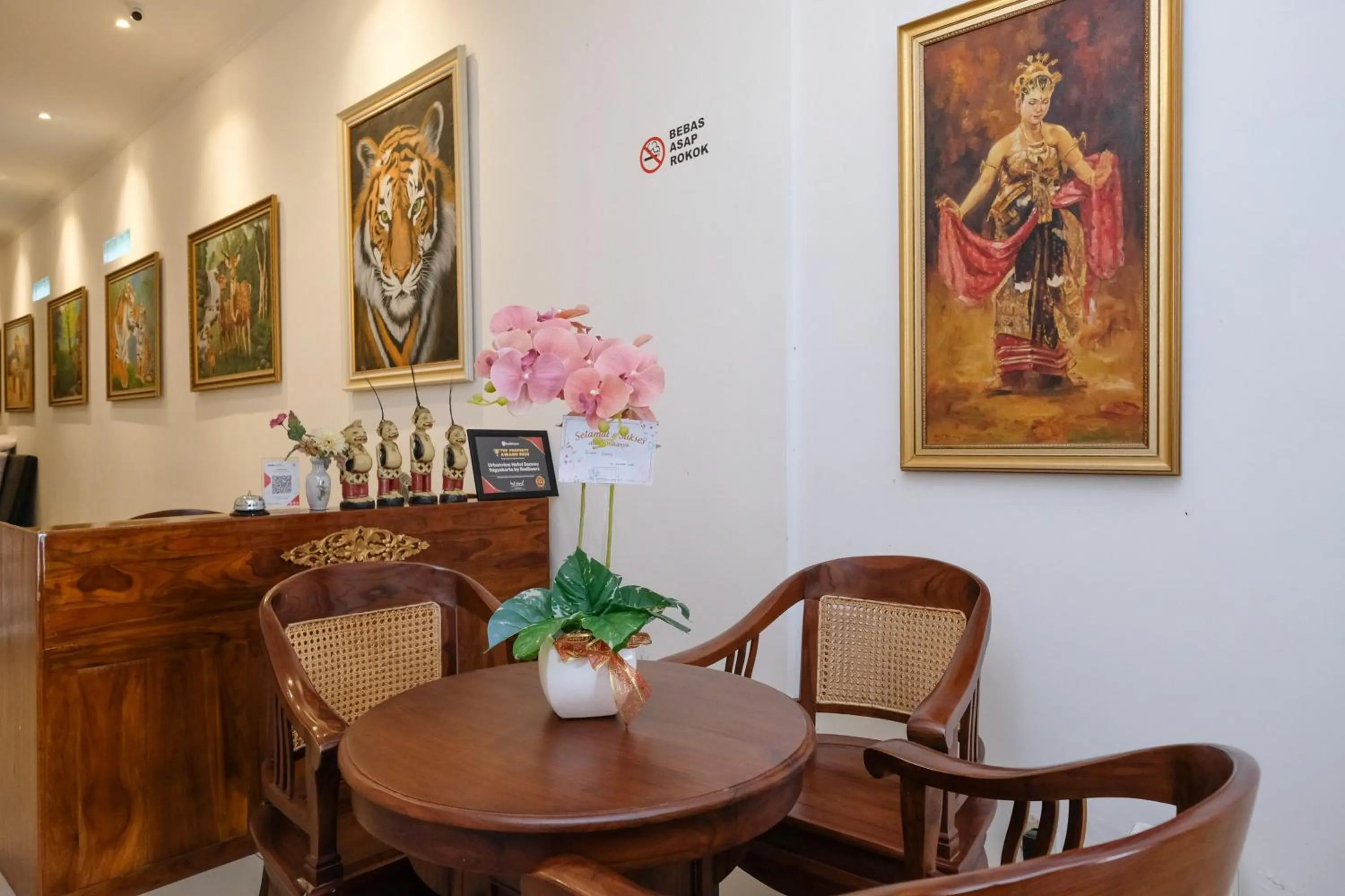 Lobby or reception in Urbanview Hotel Dommy Yogyakarta by RedDoorz