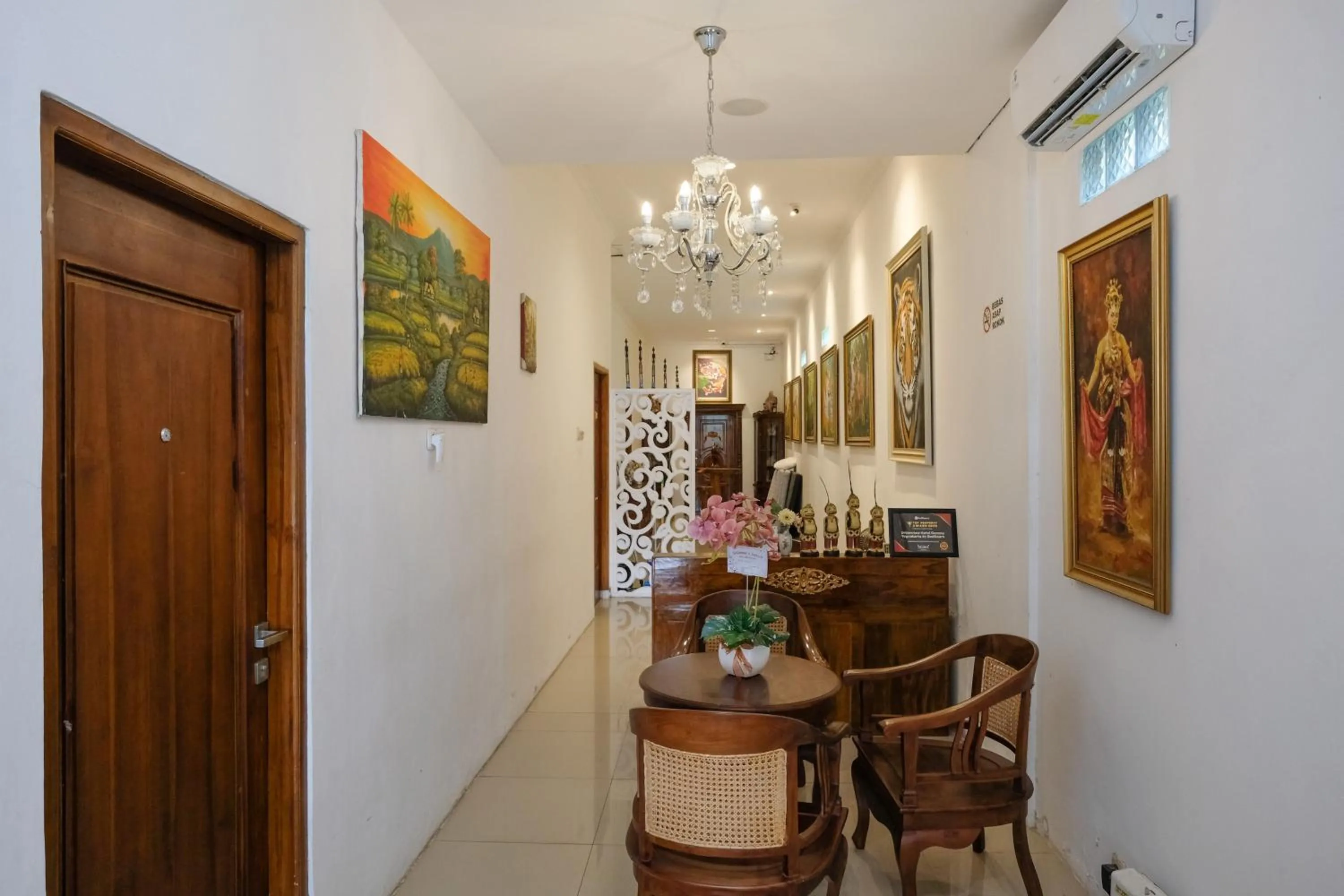 Lobby or reception in Urbanview Hotel Dommy Yogyakarta by RedDoorz