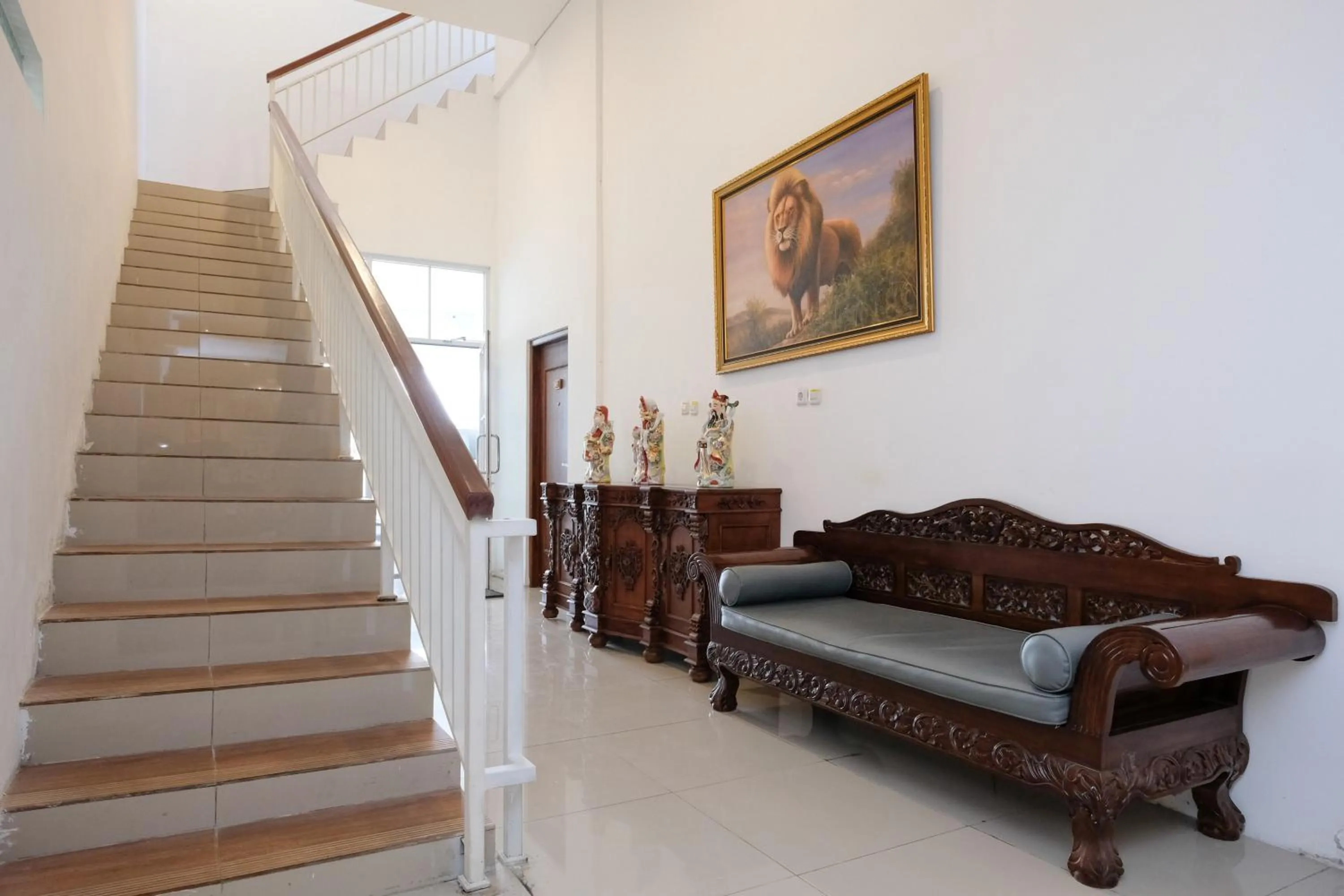 Seating area in Urbanview Hotel Dommy Yogyakarta by RedDoorz