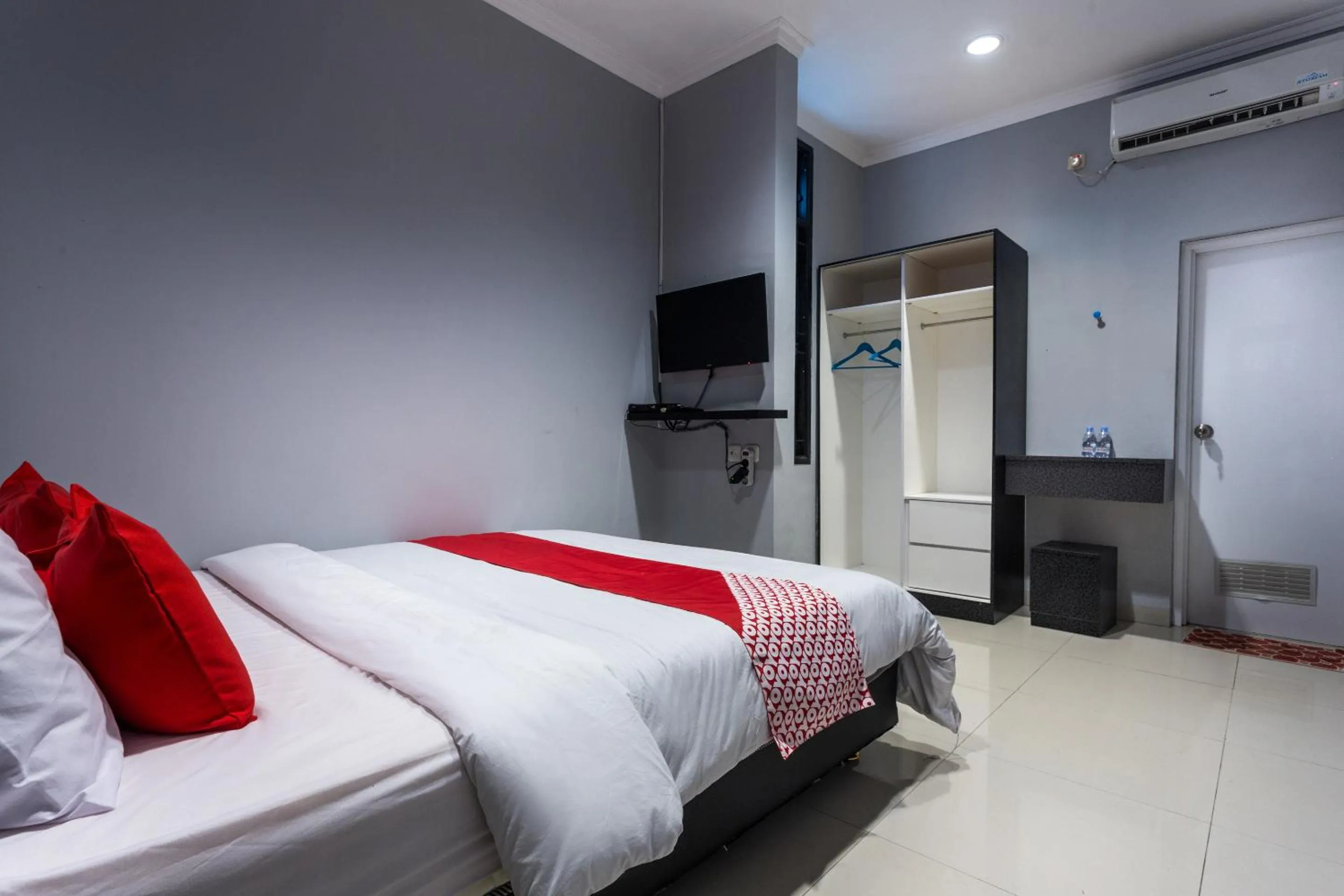 Photo of the whole room, Bed in Collection O Pondok Indah Near Gandaria City Formerly Lamaison Residence