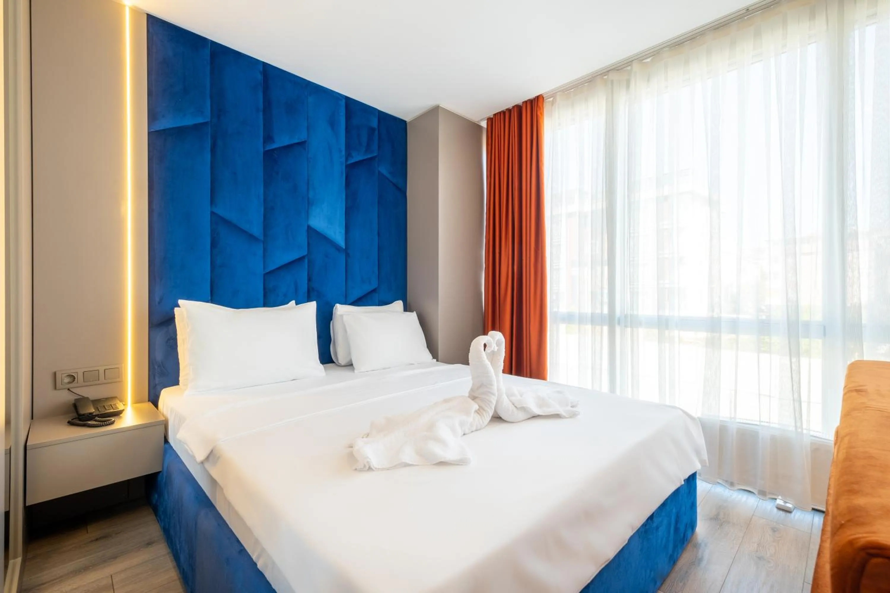 Photo of the whole room, Bed in The Port Güzelyalı