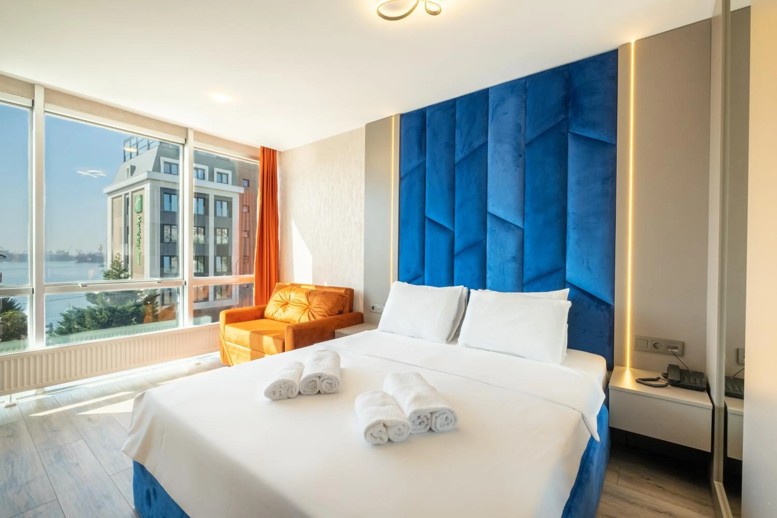 Photo of the whole room, Bed in The Port Güzelyalı