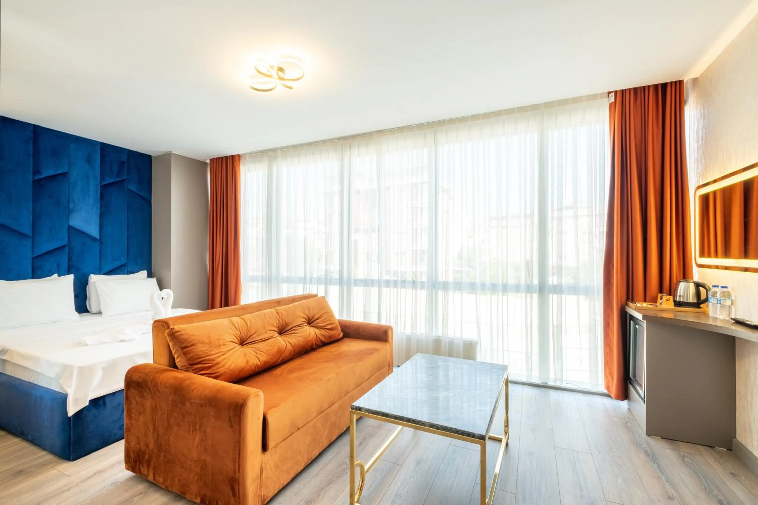 Photo of the whole room, Bed in The Port Güzelyalı