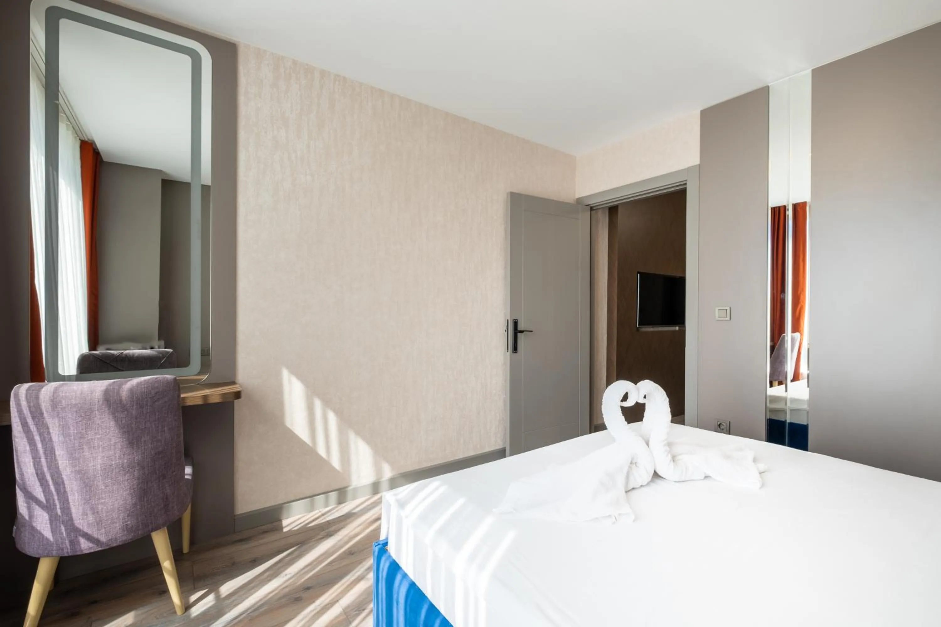 Photo of the whole room, Bed in The Port Güzelyalı