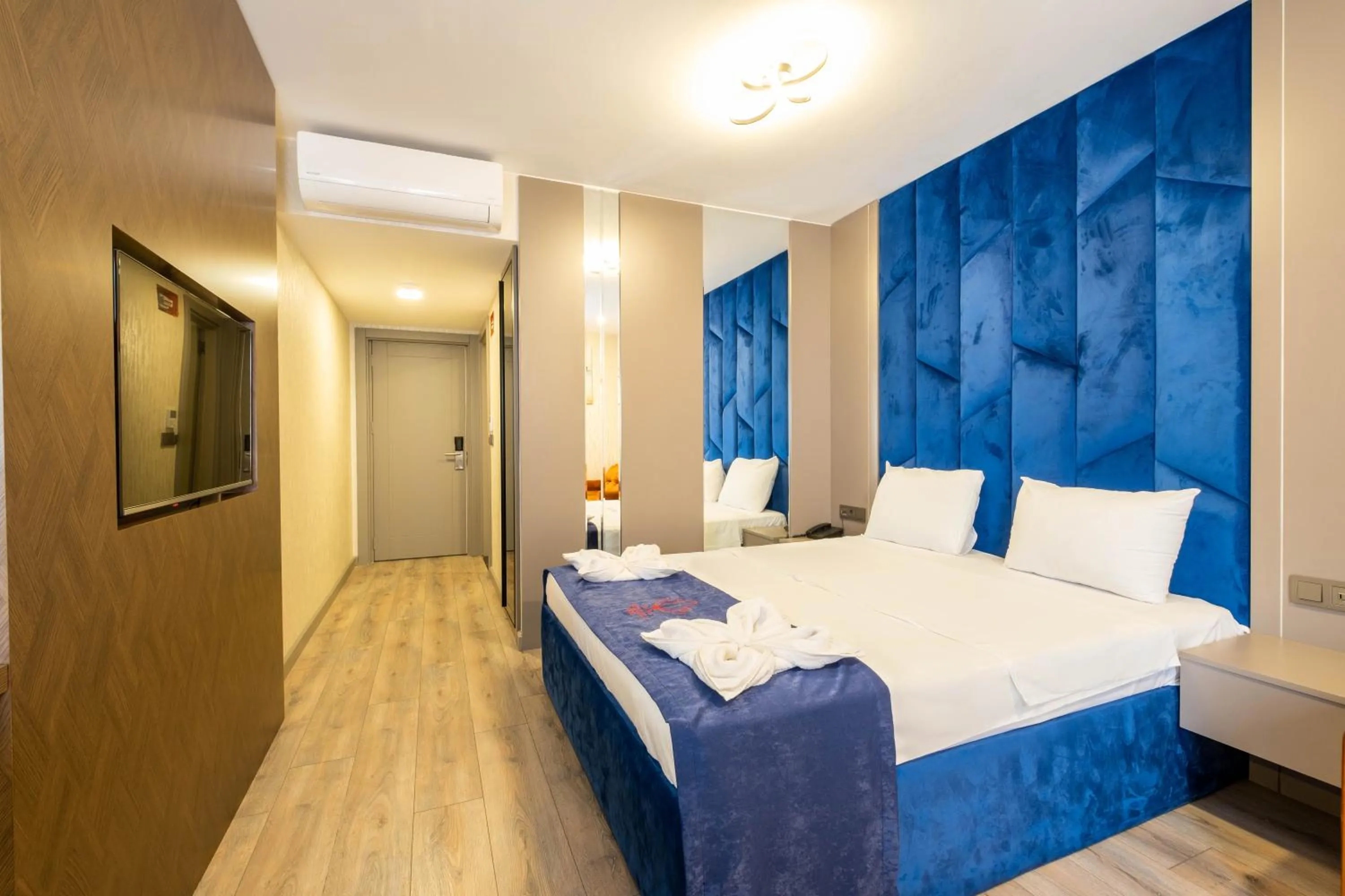 Photo of the whole room, Bed in The Port Güzelyalı