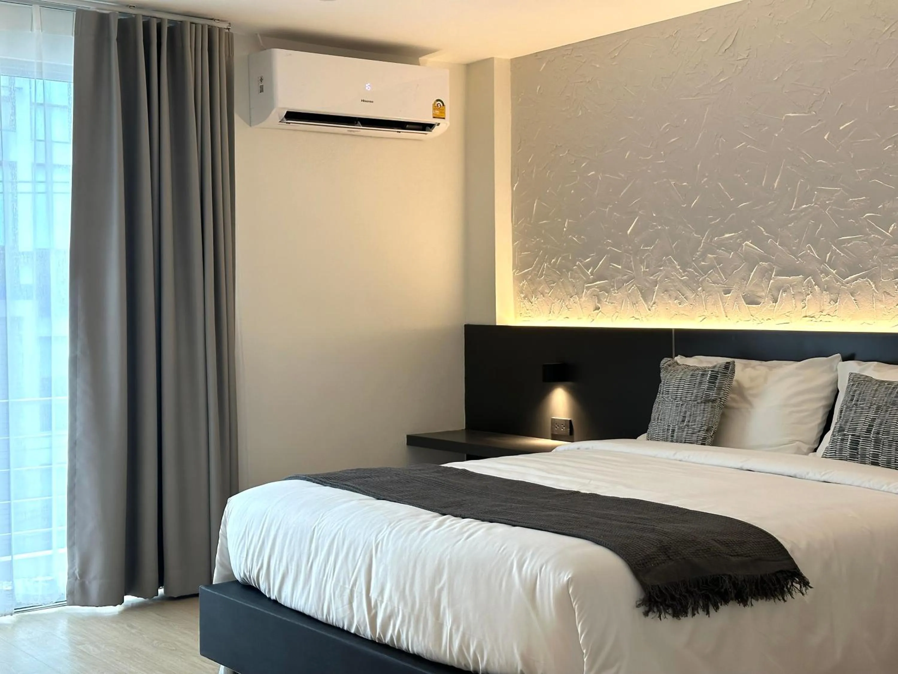 Photo of the whole room, Bed in Lune bangkok