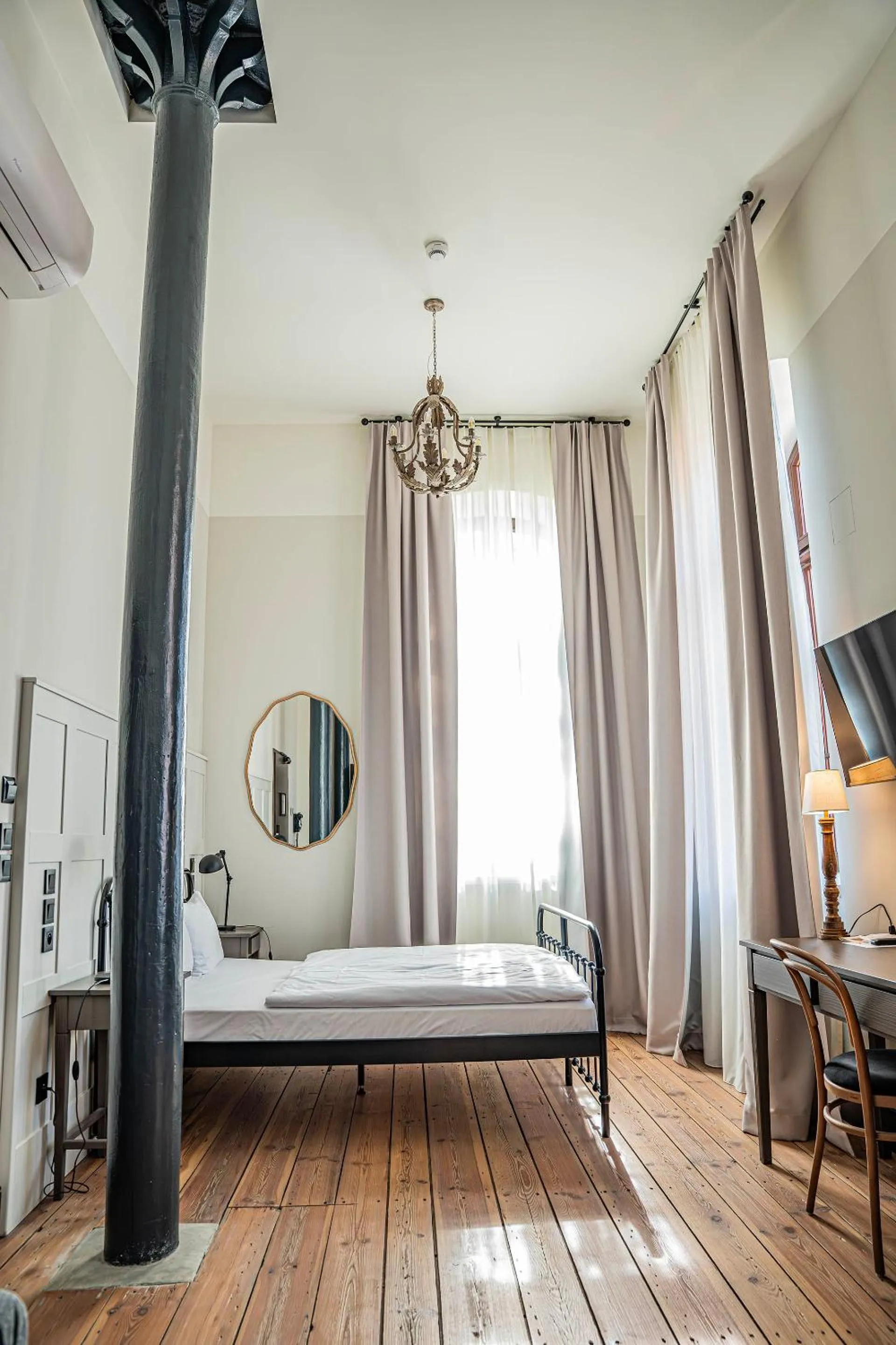 Bed in ARCHE Klasztor Wrocław