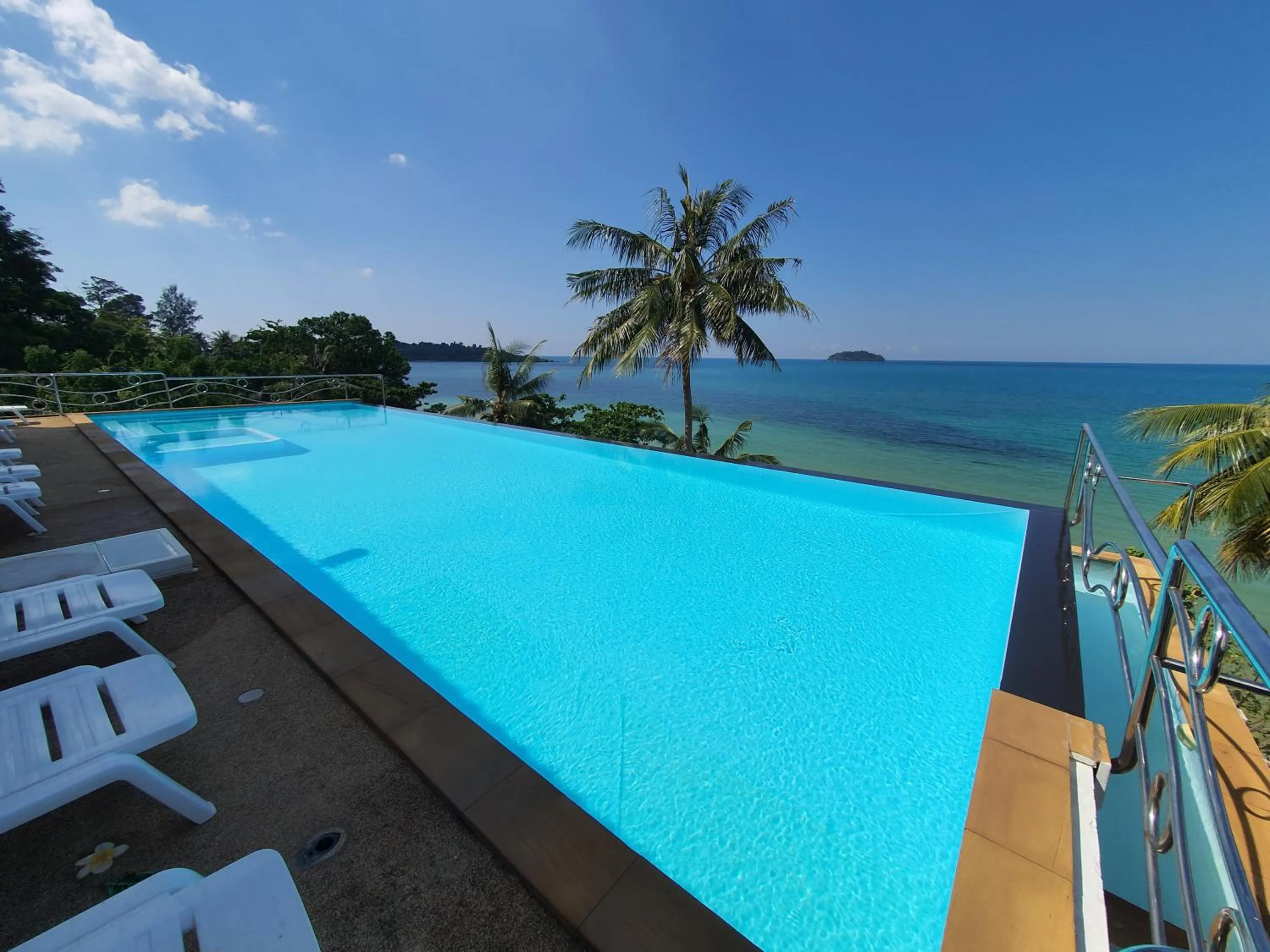 Swimming pool in Mam Kaibae Hotel