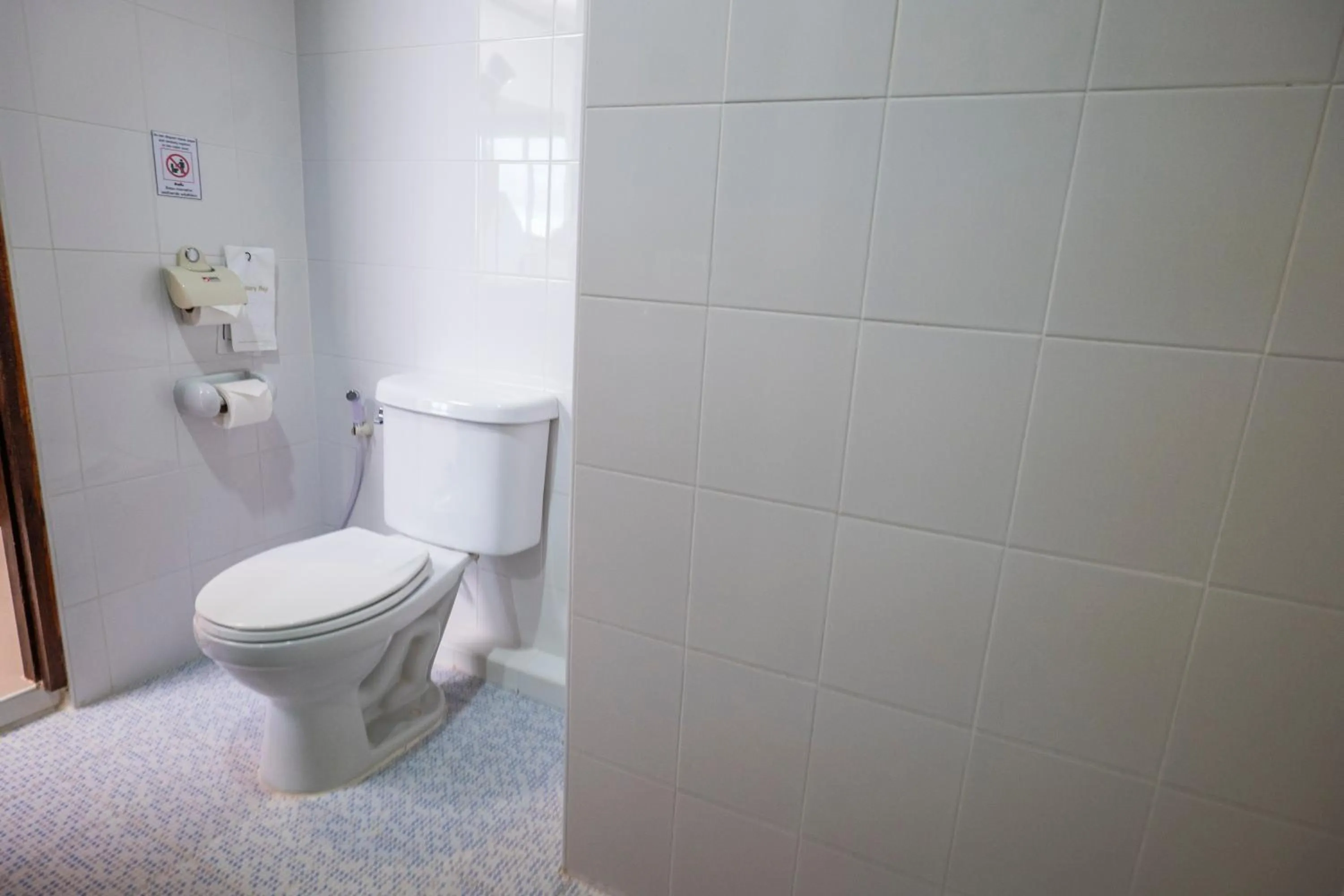 Toilet in Mam Kaibae Hotel