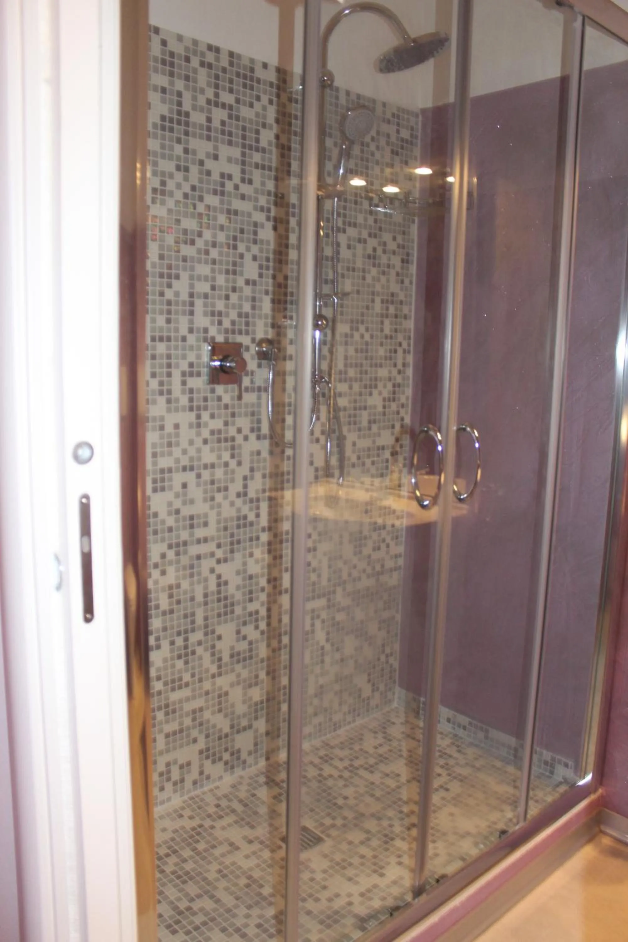 Shower in Rooms Of Love